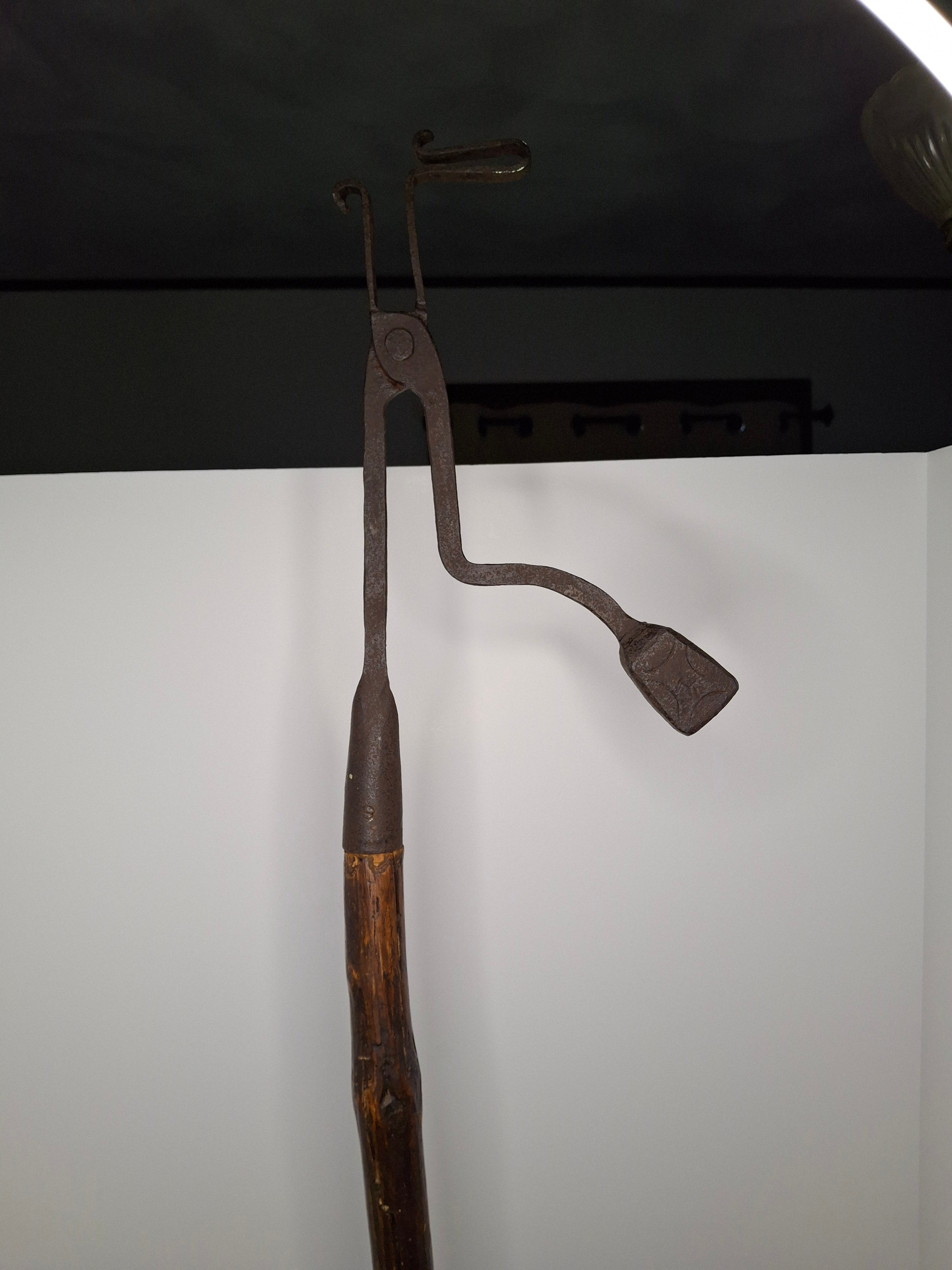 Exceptional 18th Century British Wrought Iron Rushlight Splint Holder w/Stylized Lozenge Registry Hallmark & Original Wooden Stump Base – Tall Primitive Lighting