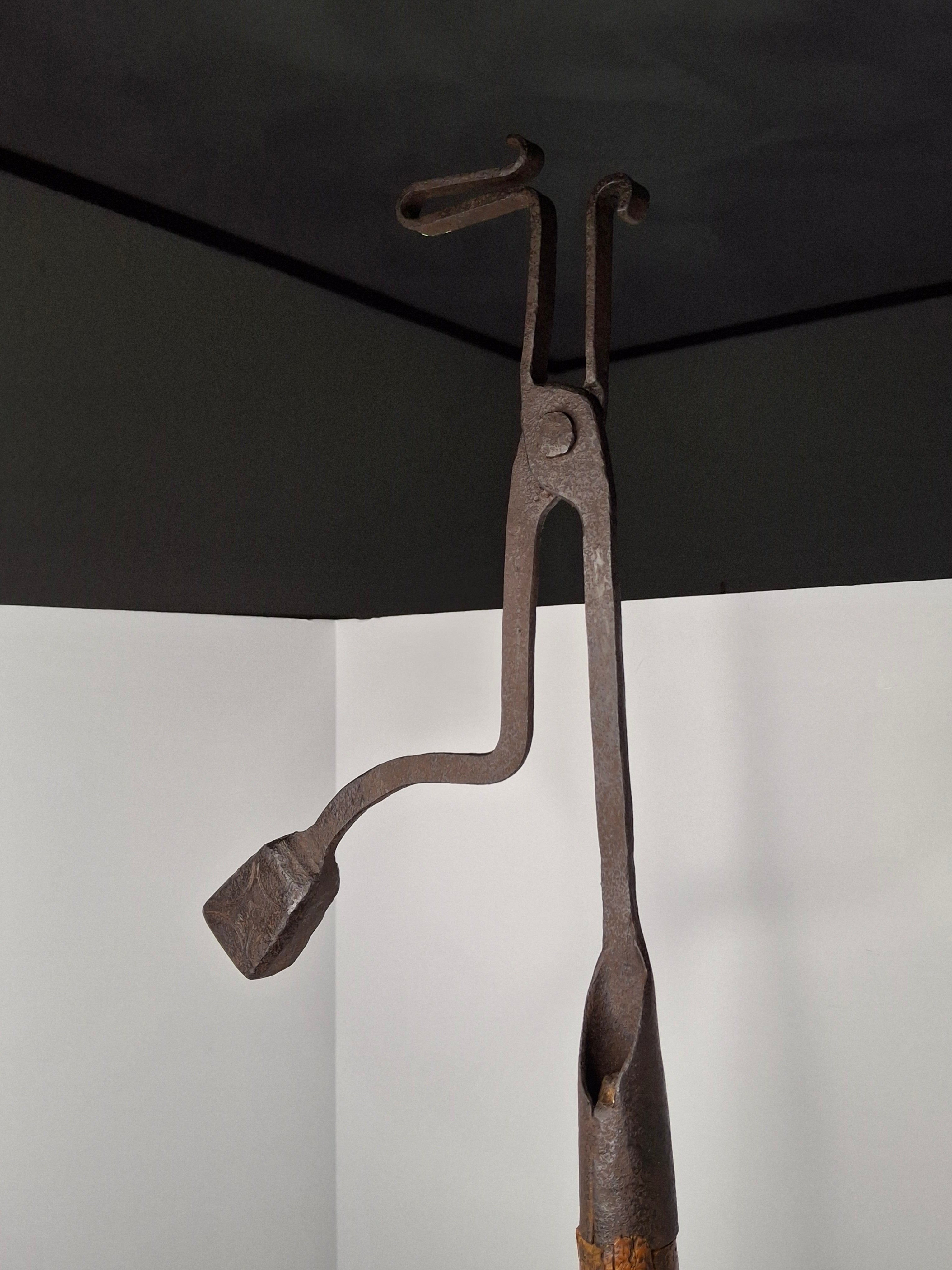 Exceptional 18th Century British Wrought Iron Rushlight Splint Holder w/Stylized Lozenge Registry Hallmark & Original Wooden Stump Base – Tall Primitive Lighting