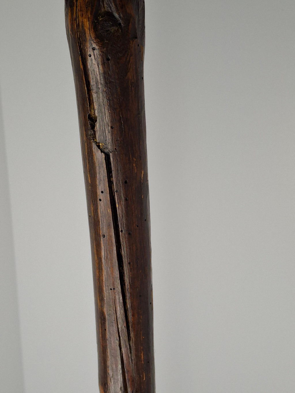 Exceptional 18th Century British Wrought Iron Rushlight Splint Holder w/Stylized Lozenge Registry Hallmark & Original Wooden Stump Base – Tall Primitive Lighting