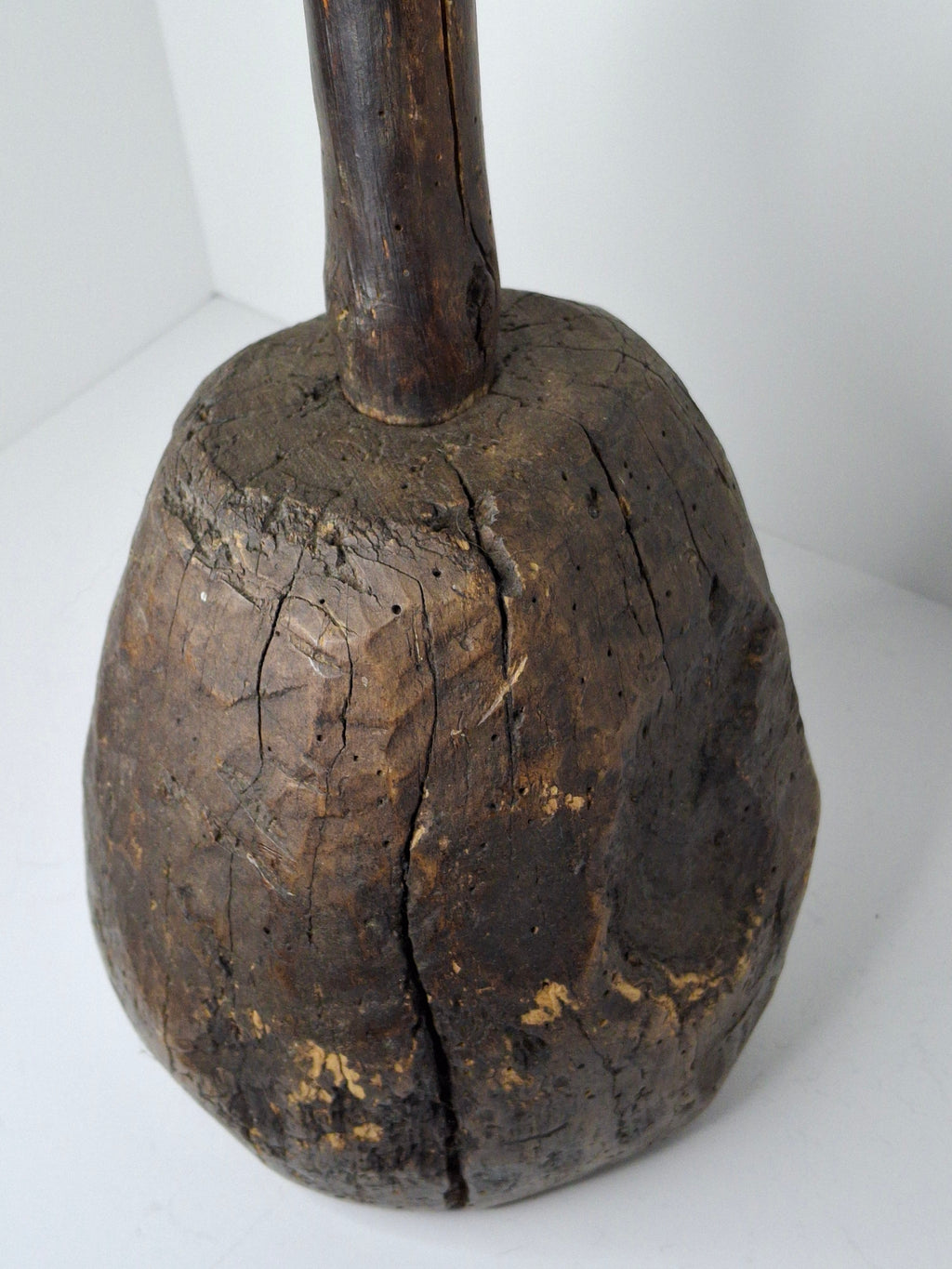 Exceptional 18th Century British Wrought Iron Rushlight Splint Holder w/Stylized Lozenge Registry Hallmark & Original Wooden Stump Base – Tall Primitive Lighting