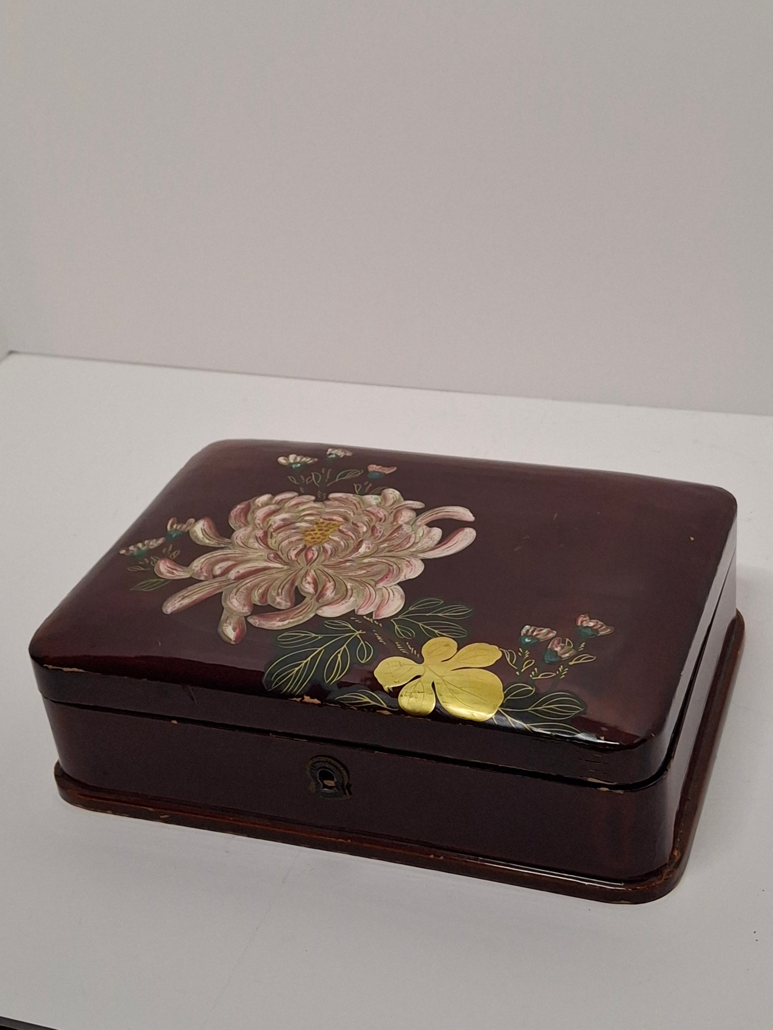 Vintage Japanese Urushi Lacquer Trinket Box with Chrysanthemum Motif, Hinged