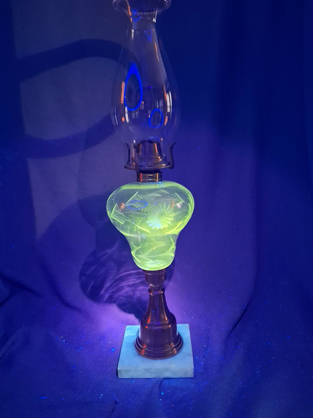 Antique Composite Oil Lamp Etched Daisy & Fern Font Marble Base - UV 365nm Glow