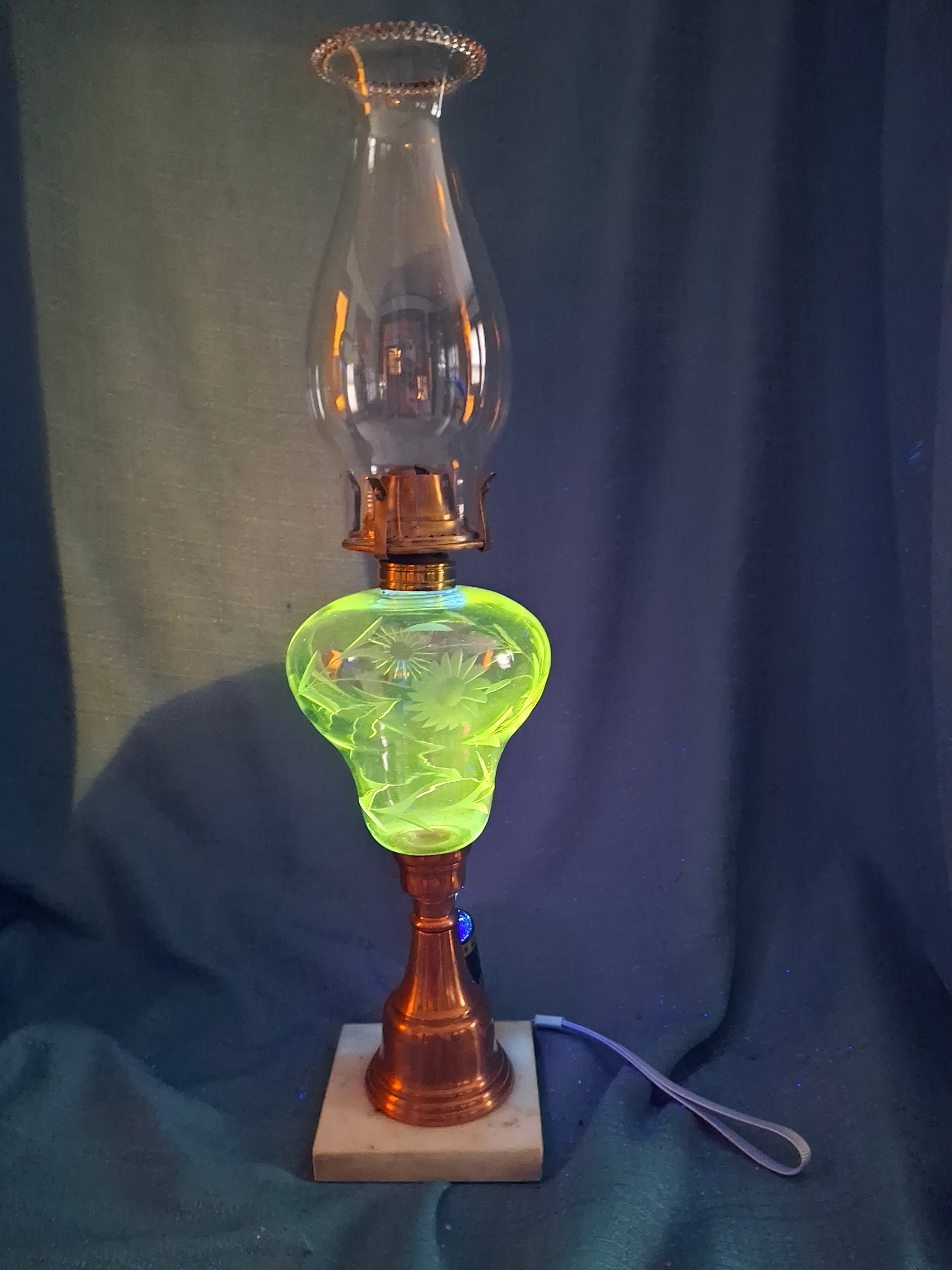 Antique Composite Oil Lamp Etched Daisy & Fern Font Marble Base - UV 365nm Glow