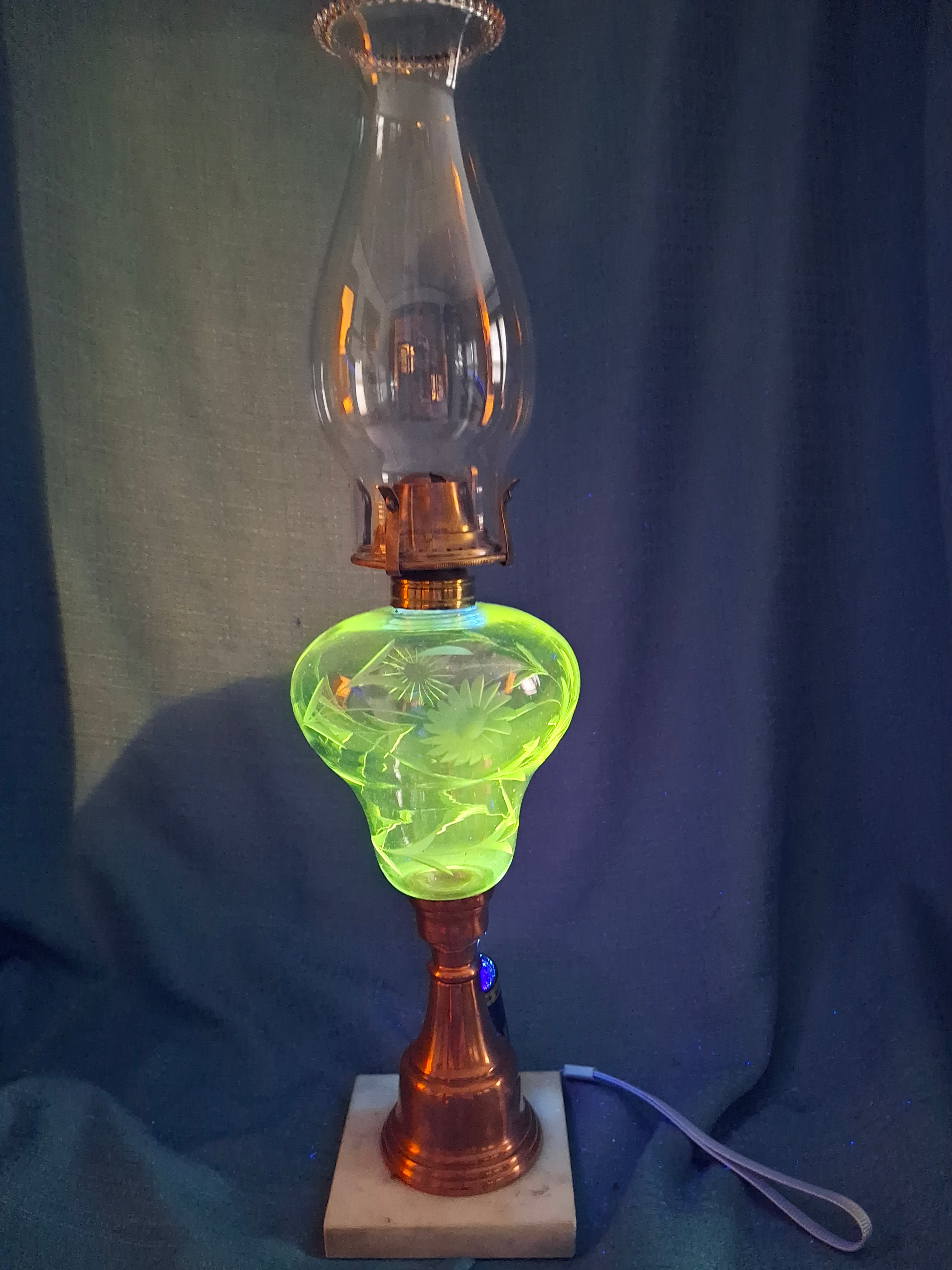 Antique Composite Oil Lamp Etched Daisy & Fern Font Marble Base - UV 365nm Glow