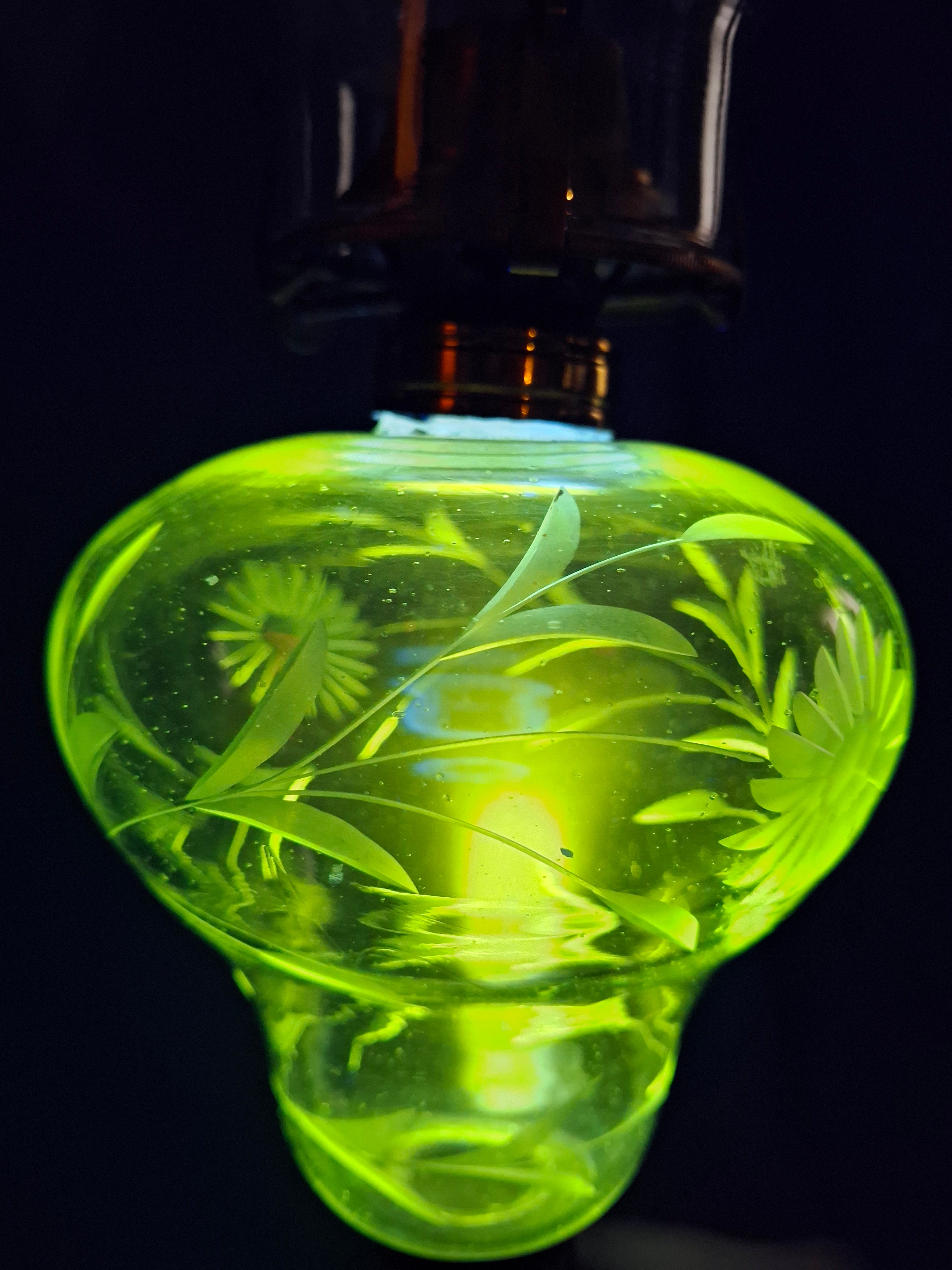Antique Composite Oil Lamp Etched Daisy & Fern Font Marble Base - UV 365nm Glow
