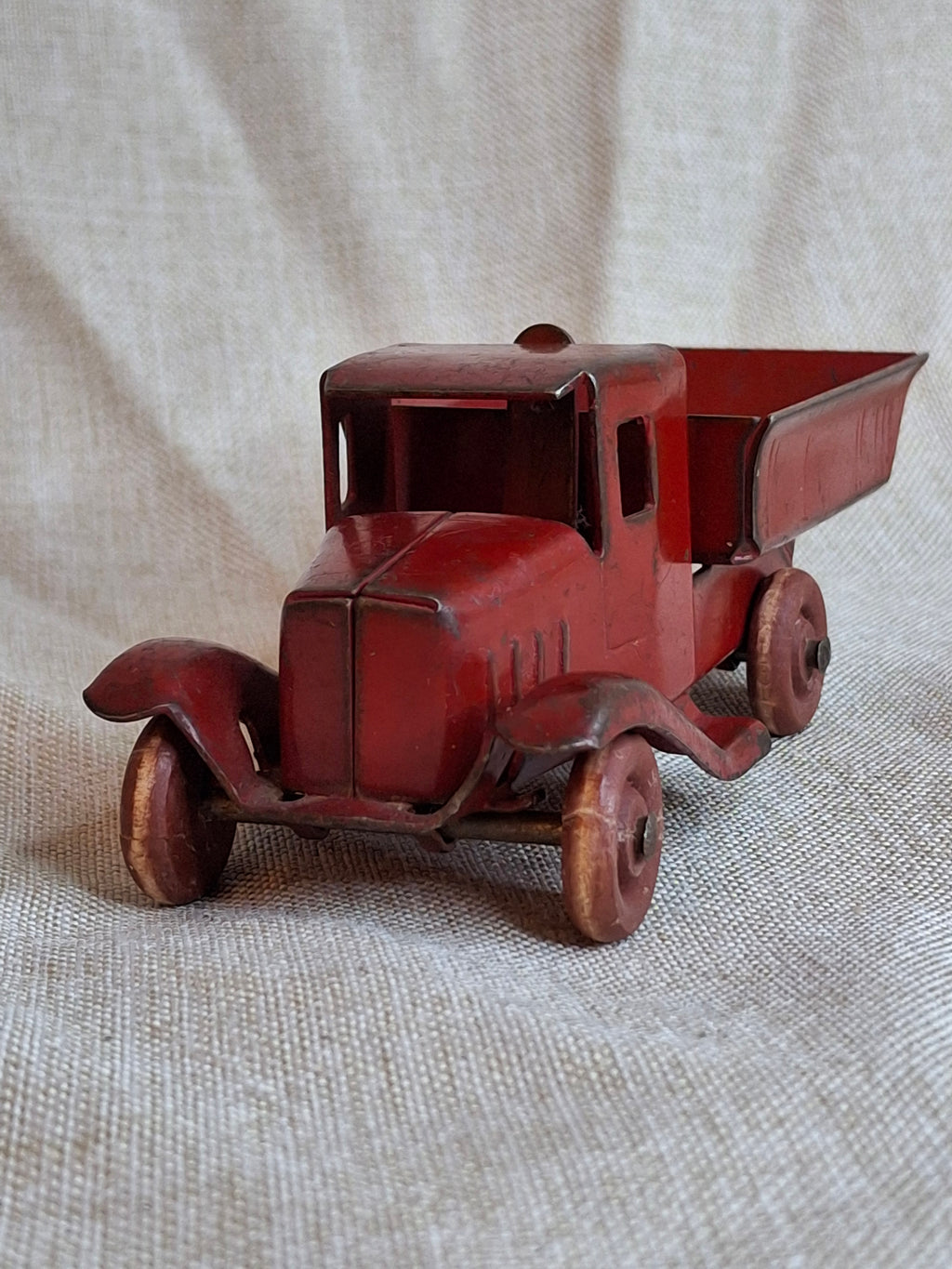 Antique 1930s Wyandotte Toys Pressed Steel C-Cab Dump Truck Red Wood Wheels 5"