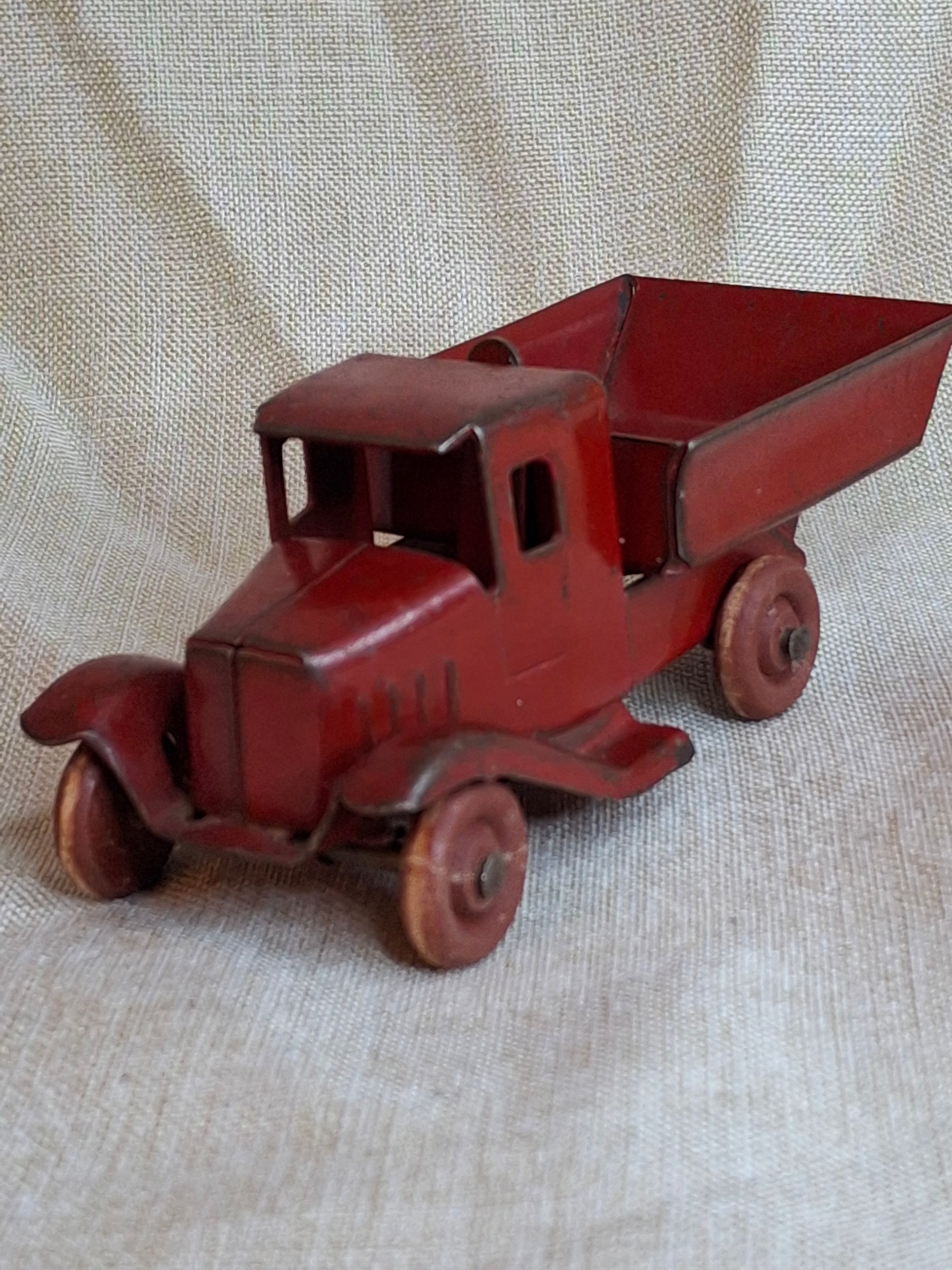 Antique 1930s Wyandotte Toys Pressed Steel C-Cab Dump Truck Red Wood Wheels 5"