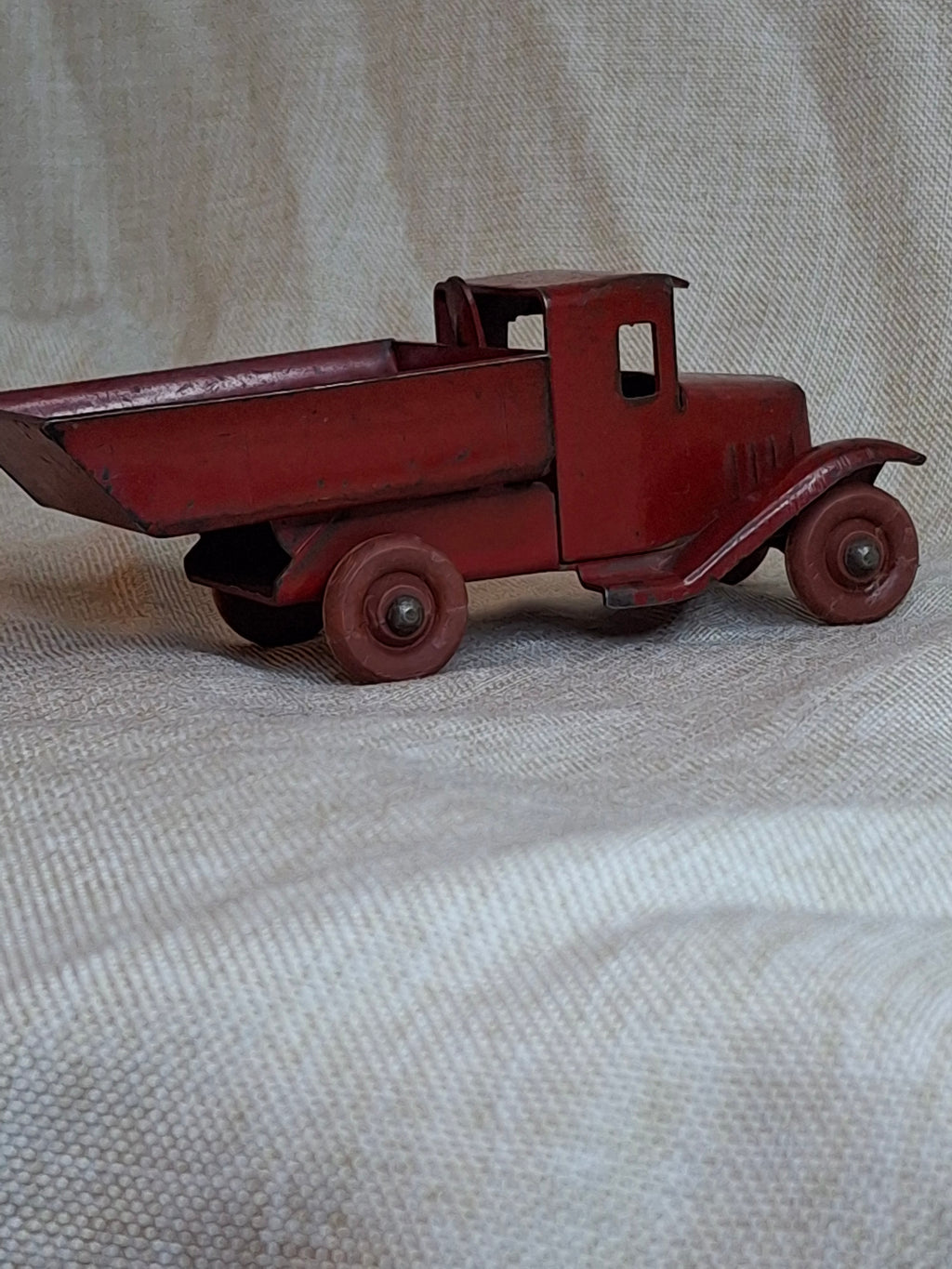 Antique 1930s Wyandotte Toys Pressed Steel C-Cab Dump Truck Red Wood Wheels 5"