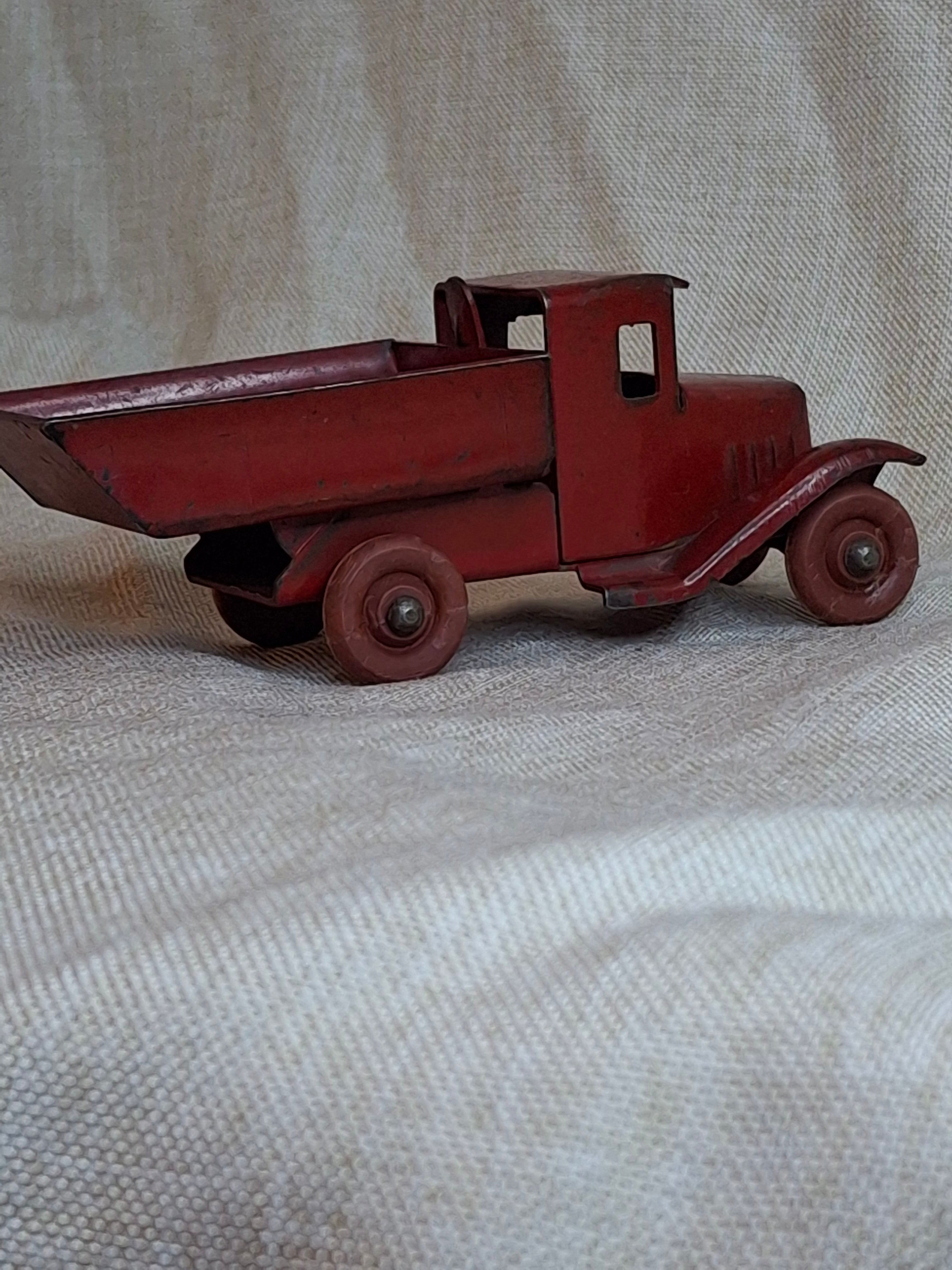 Antique 1930s Wyandotte Toys Pressed Steel C-Cab Dump Truck Red Wood Wheels 5"