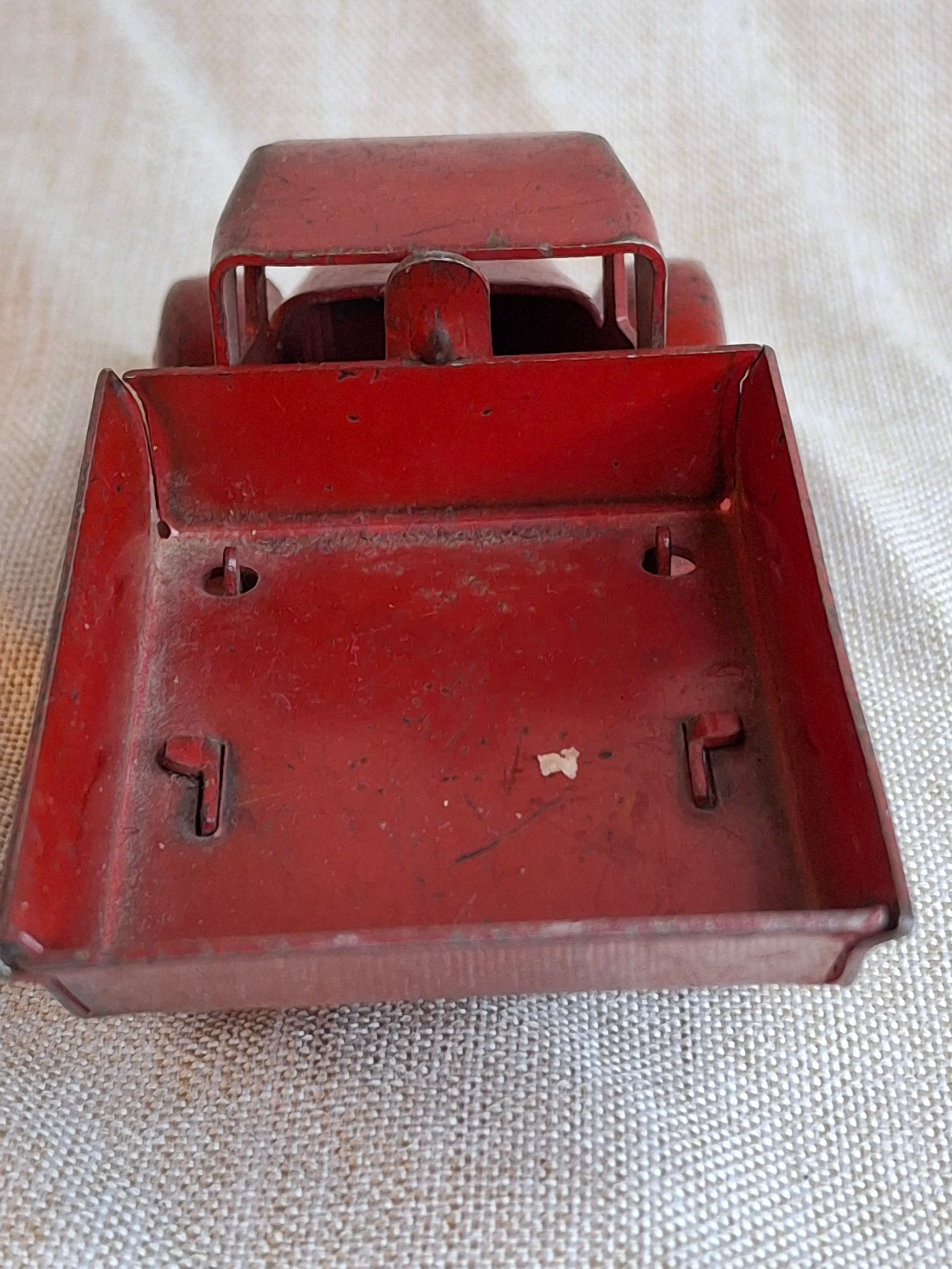 Antique 1930s Wyandotte Toys Pressed Steel C-Cab Dump Truck Red Wood Wheels 5"