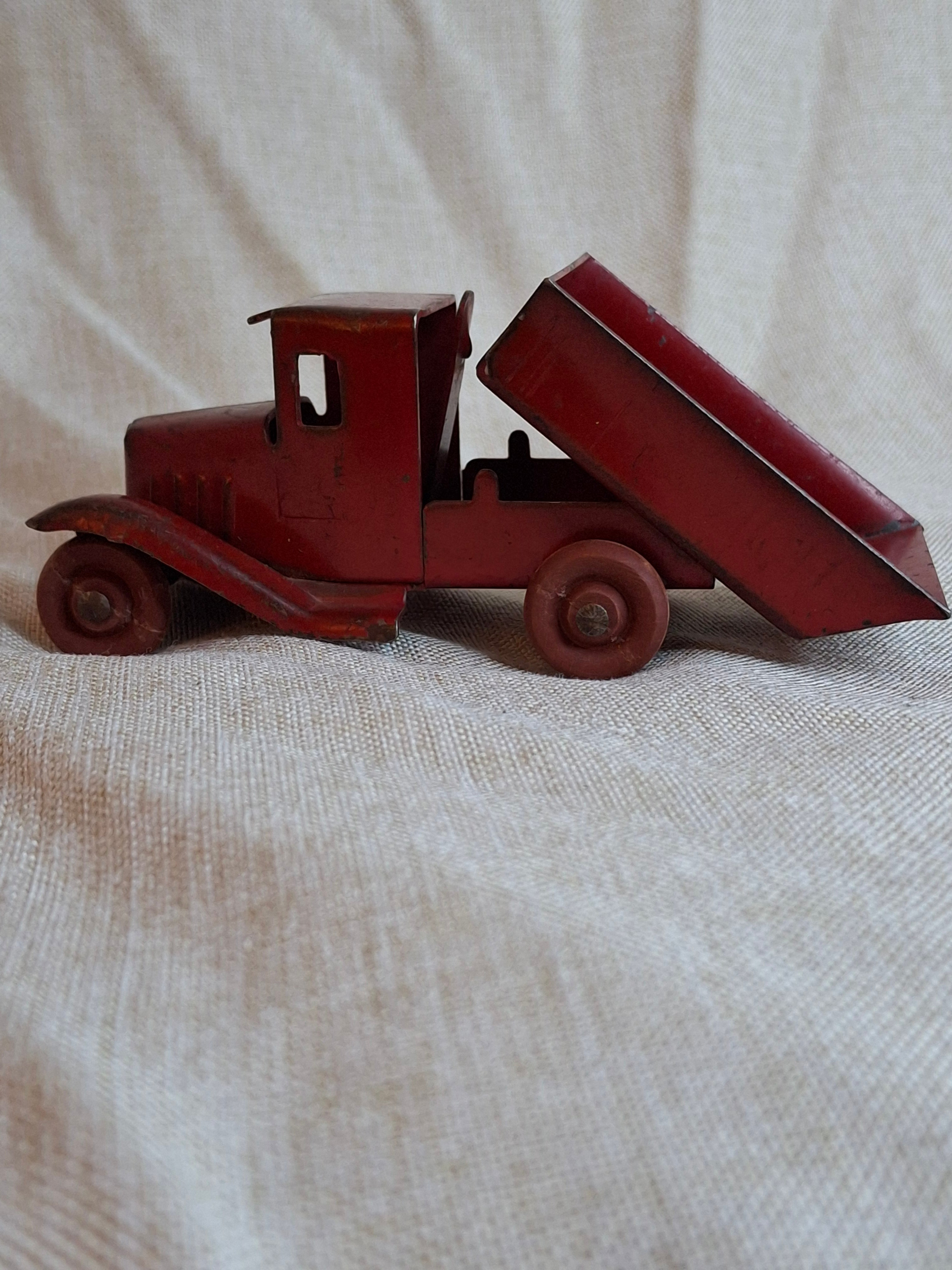 Antique 1930s Wyandotte Toys Pressed Steel C-Cab Dump Truck Red Wood Wheels 5"