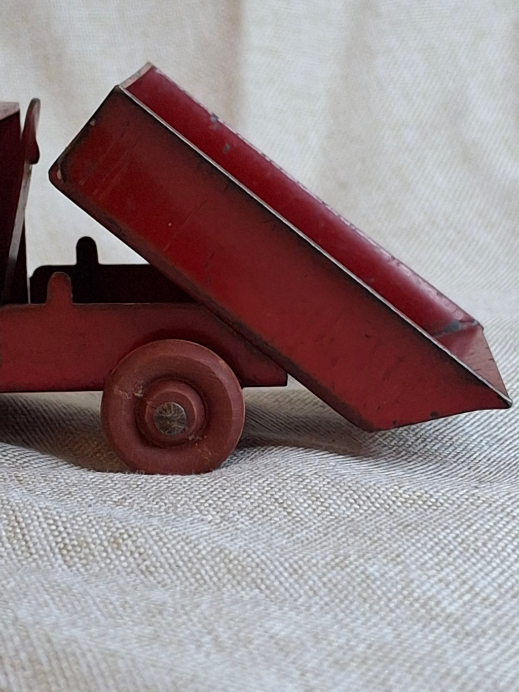 Antique 1930s Wyandotte Toys Pressed Steel C-Cab Dump Truck Red Wood Wheels 5"