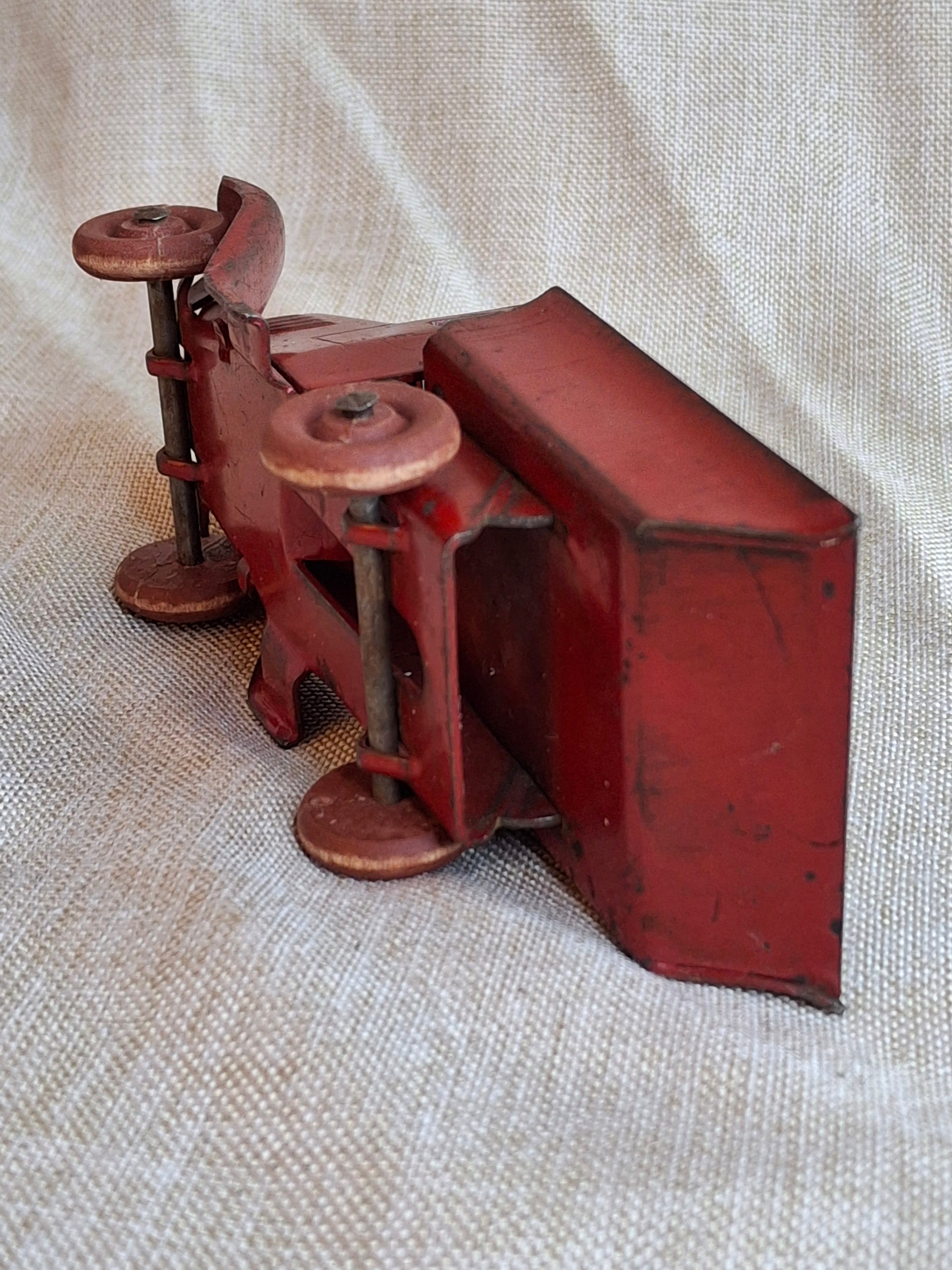 Antique 1930s Wyandotte Toys Pressed Steel C-Cab Dump Truck Red Wood Wheels 5"