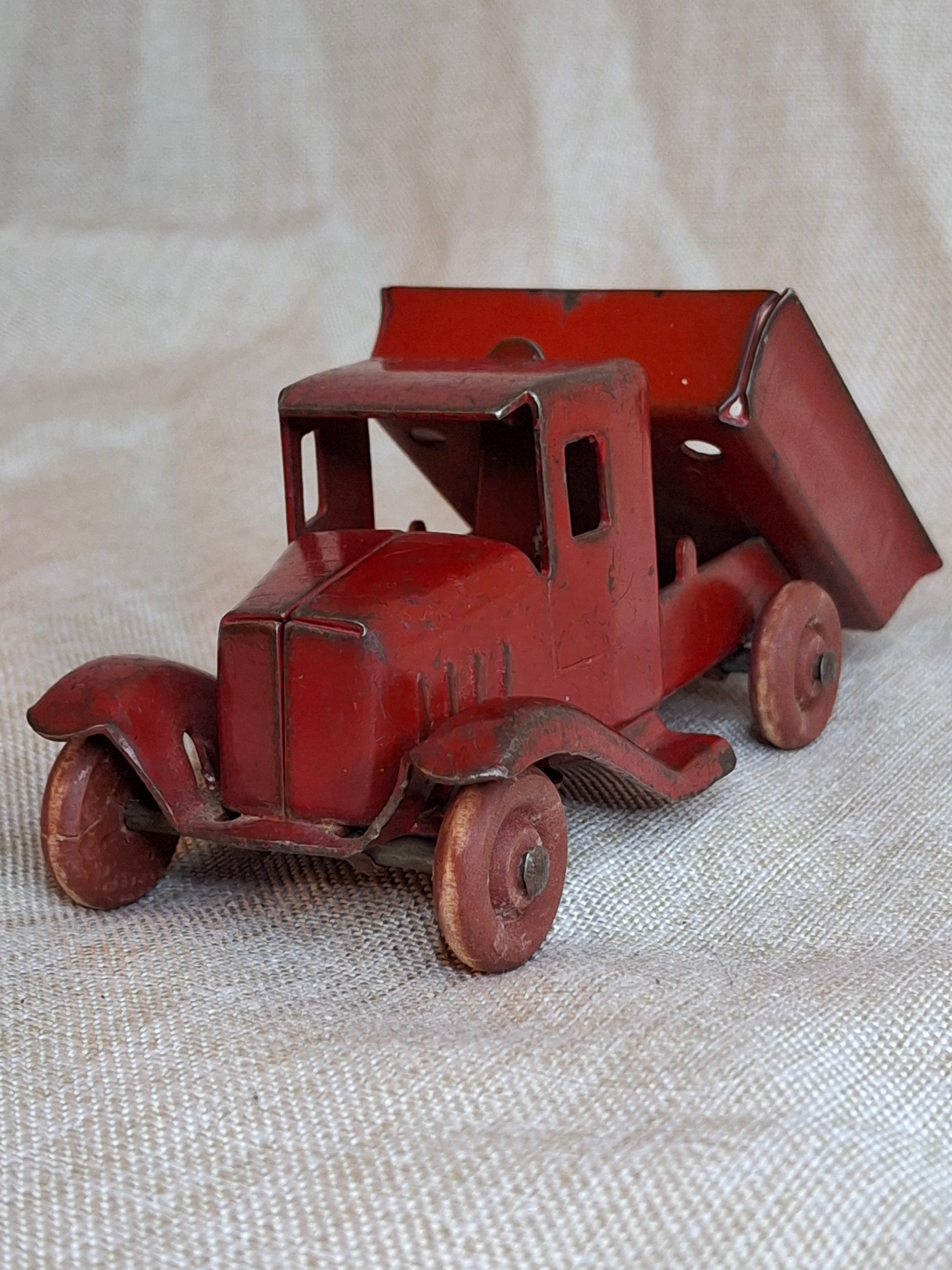Antique 1930s Wyandotte Toys Pressed Steel C-Cab Dump Truck Red Wood Wheels 5"