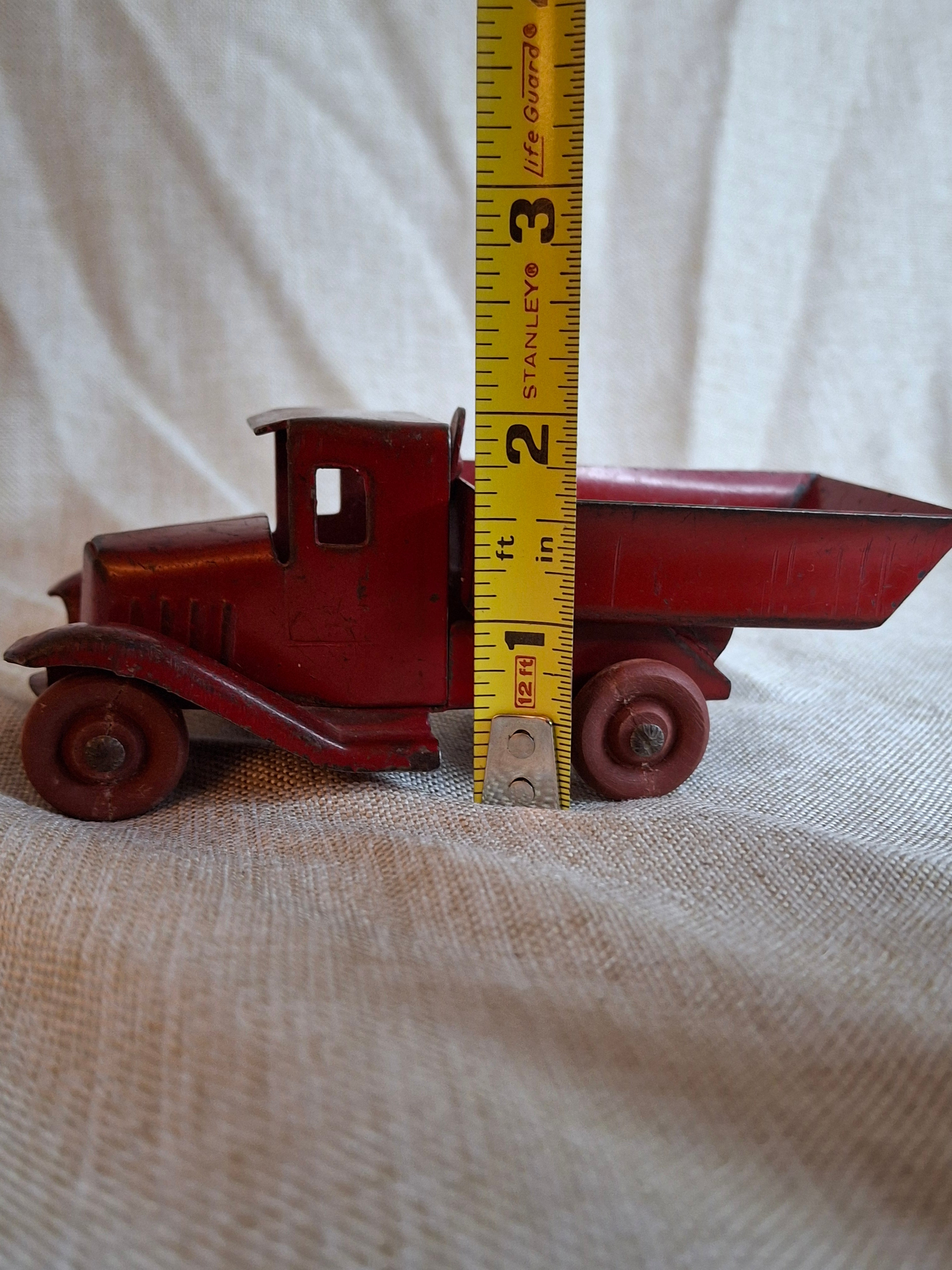 Antique 1930s Wyandotte Toys Pressed Steel C-Cab Dump Truck Red Wood Wheels 5"