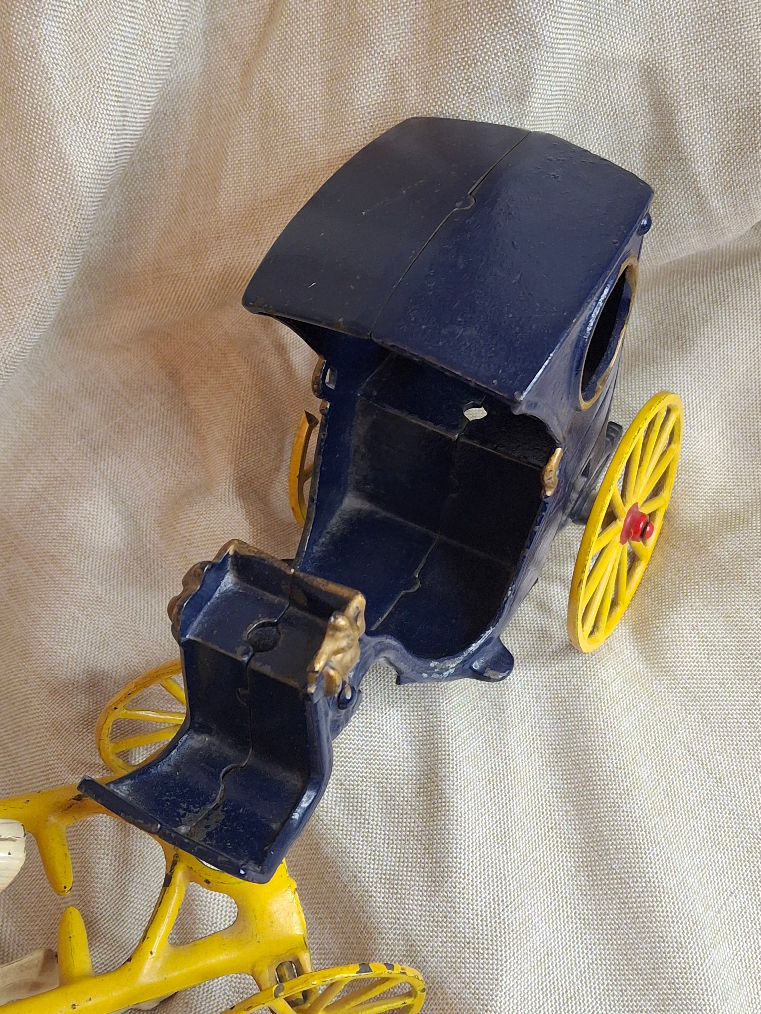 Antique Cast Iron Kenton Cabriolet Hansom Cab Carriage Toy - Original Figures