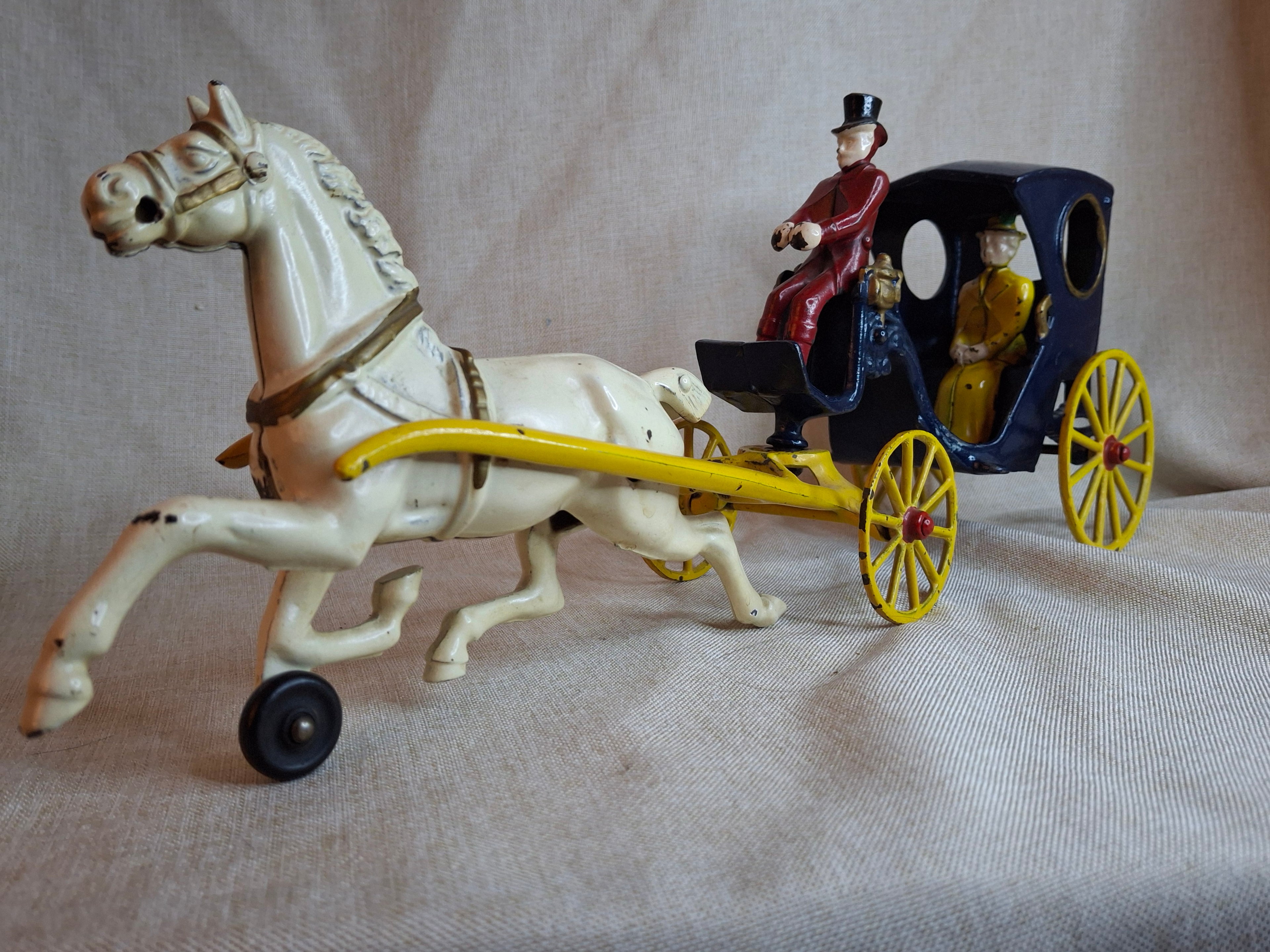 Antique Cast Iron Kenton Cabriolet Hansom Cab Carriage Toy - Original Figures