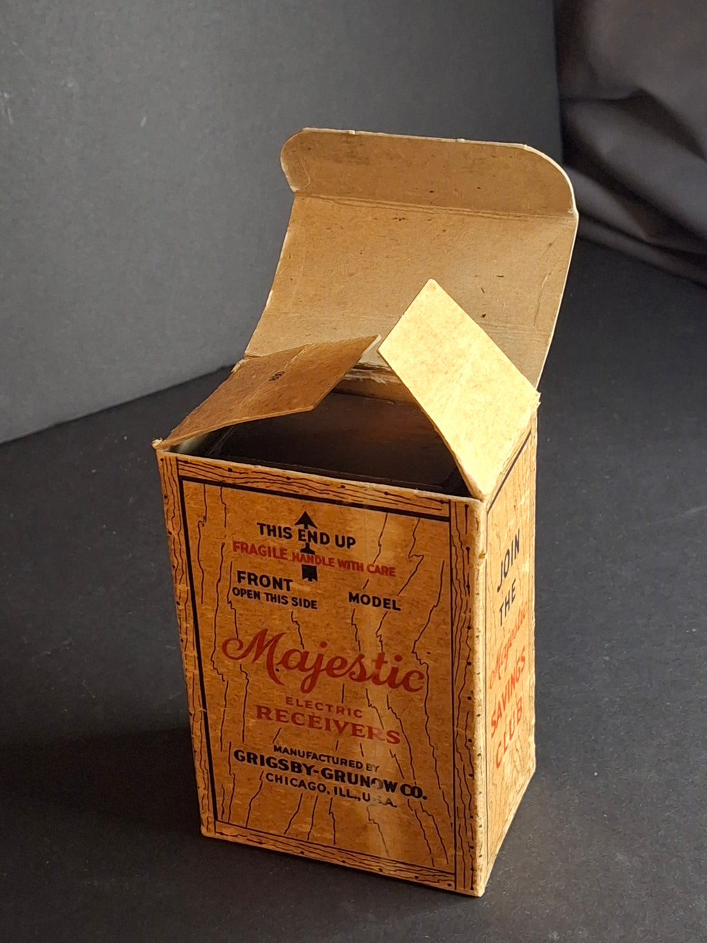 Antique Arcade Cast Iron Majestic Radio Still Bank 1930 Grigsby-Grunow with Original Box and Key - Peirce Collection