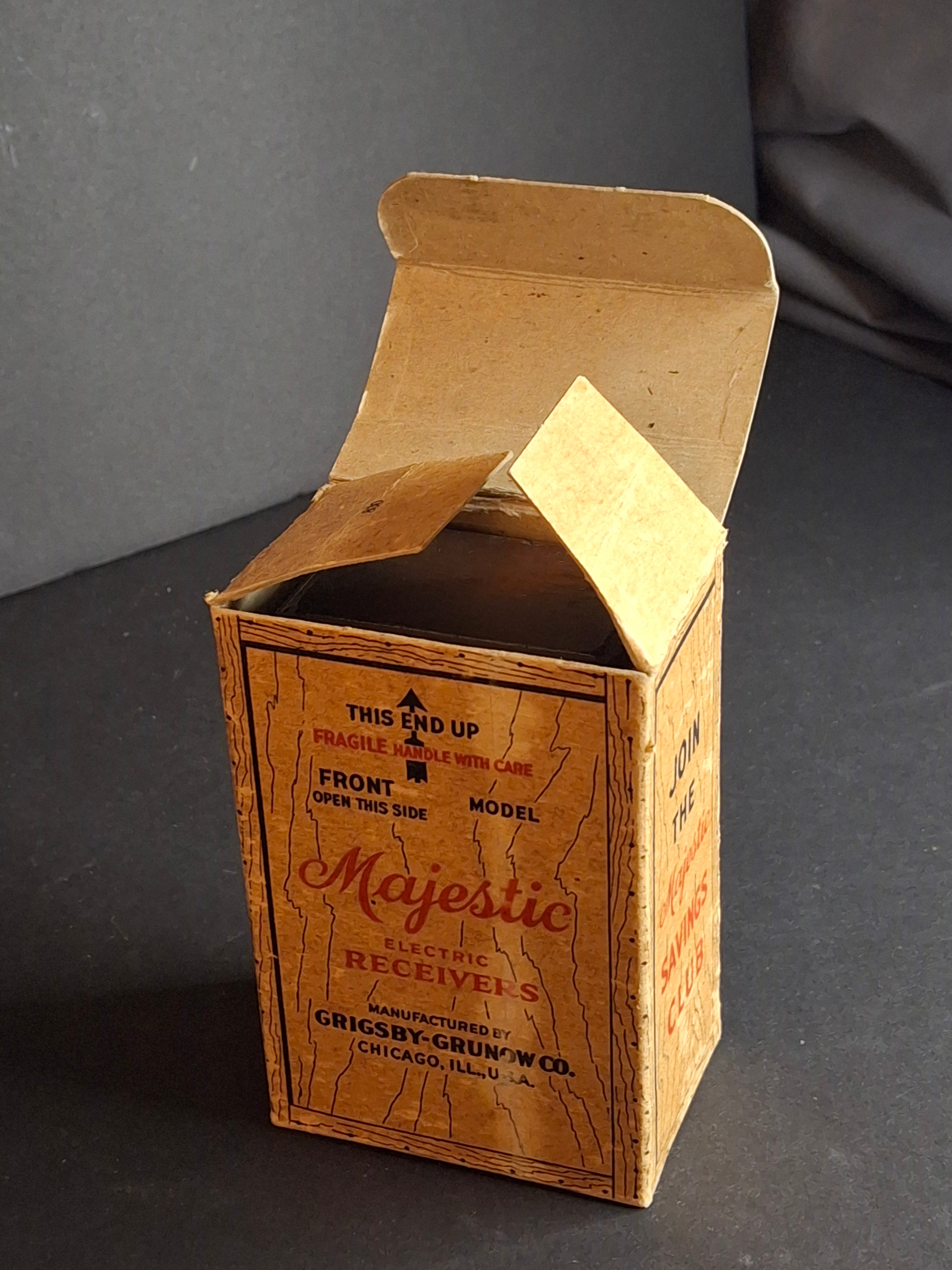 Antique Arcade Cast Iron Majestic Radio Still Bank 1930 Grigsby-Grunow with Original Box and Key - Peirce Collection