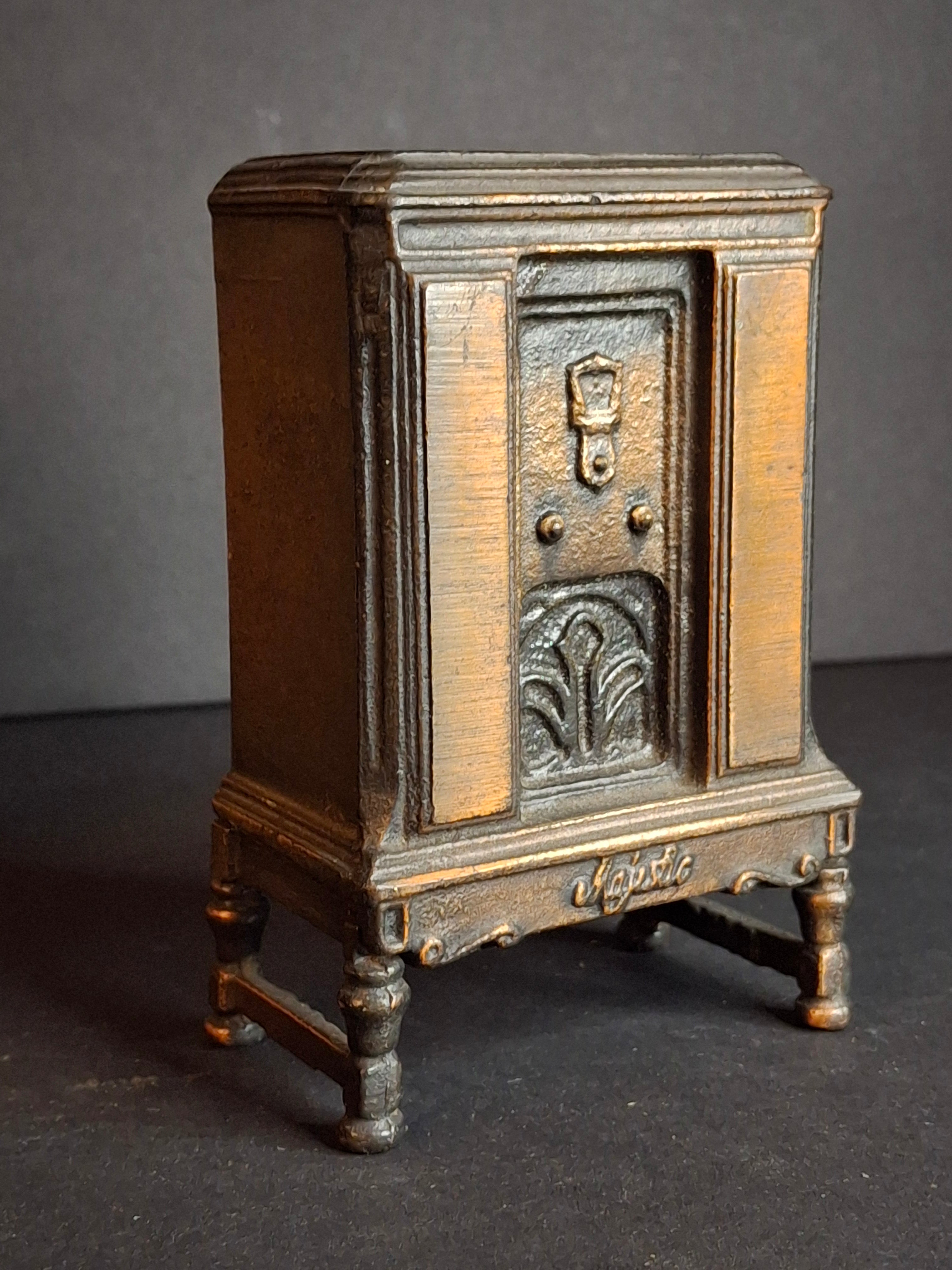 Antique Arcade Cast Iron Majestic Radio Still Bank 1930 Grigsby-Grunow with Original Box and Key - Peirce Collection