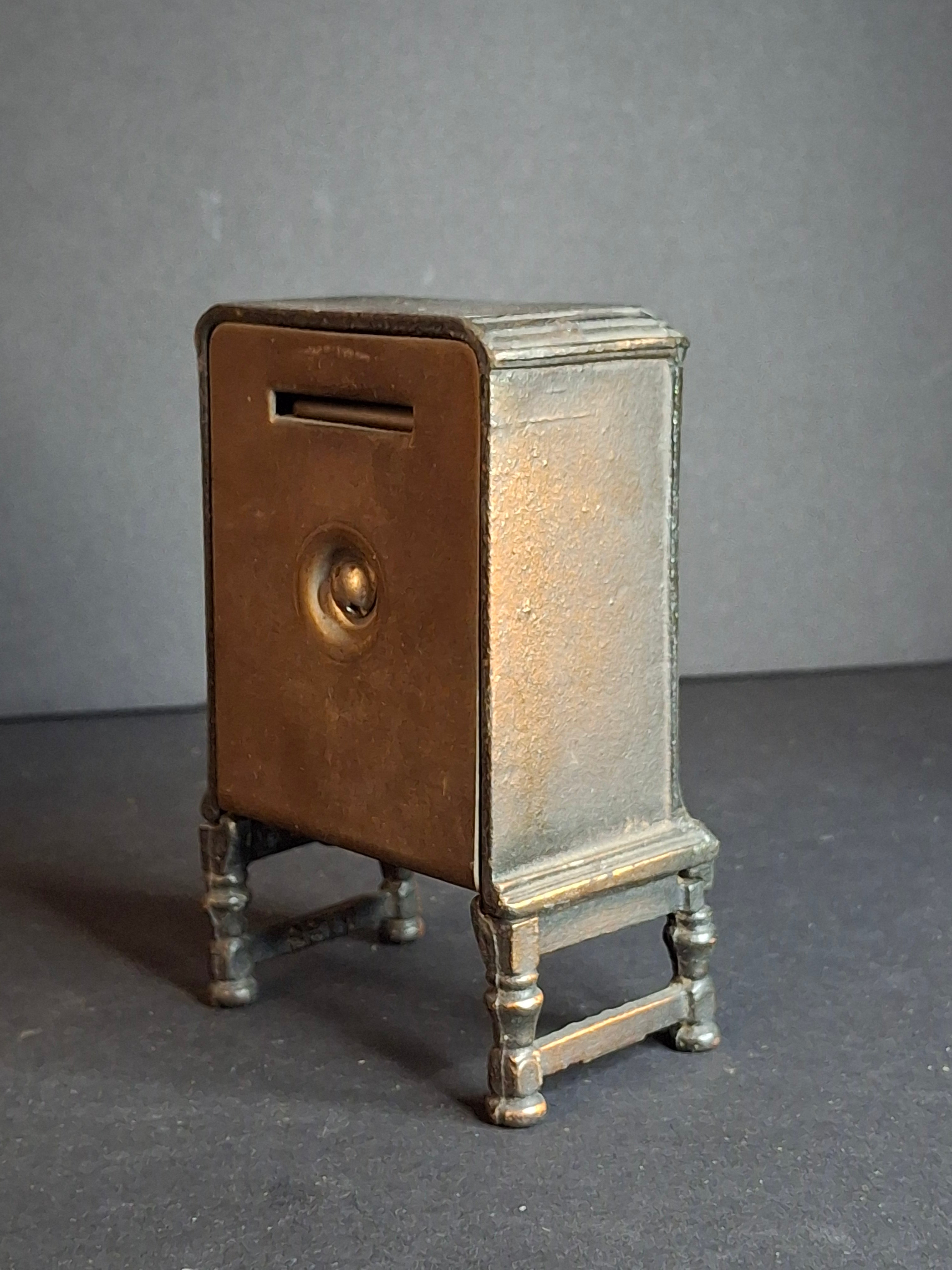 Antique Arcade Cast Iron Majestic Radio Still Bank 1930 Grigsby-Grunow with Original Box and Key - Peirce Collection