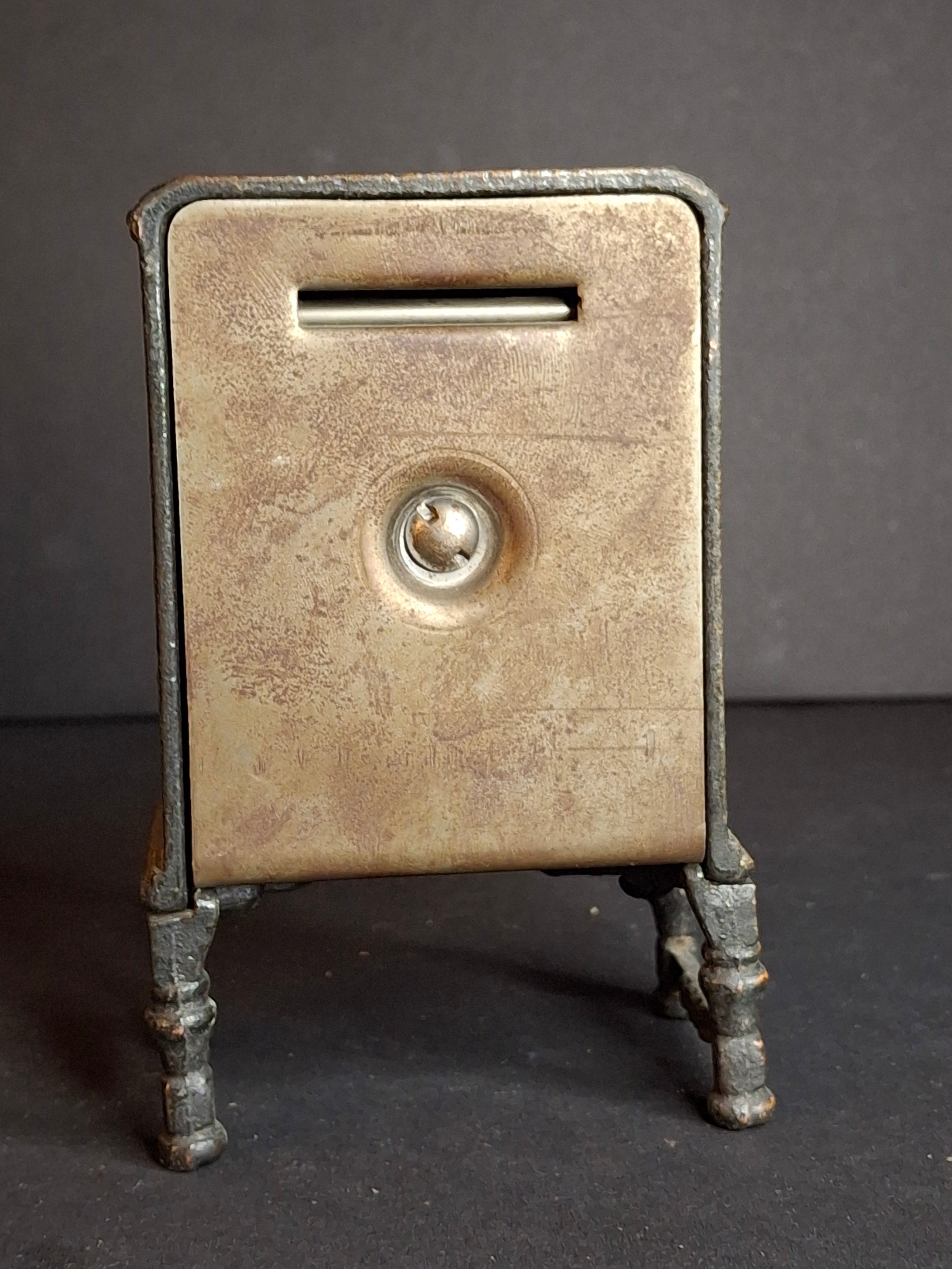 Antique Arcade Cast Iron Majestic Radio Still Bank 1930 Grigsby-Grunow with Original Box and Key - Peirce Collection