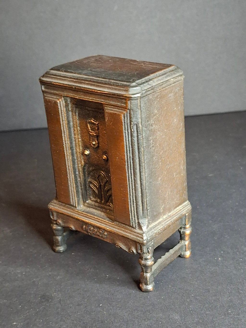 Antique Arcade Cast Iron Majestic Radio Still Bank 1930 Grigsby-Grunow with Original Box and Key - Peirce Collection