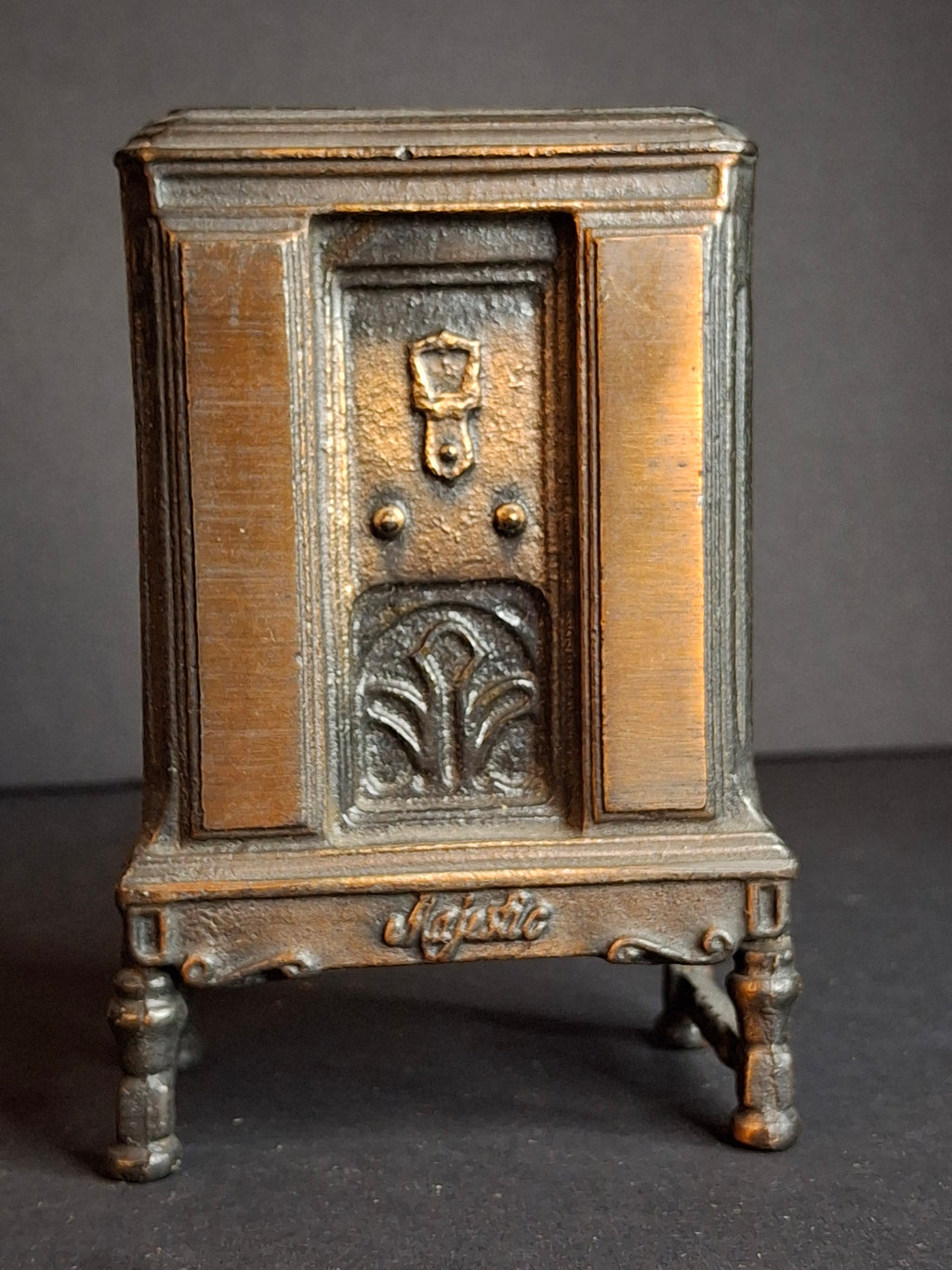 Antique Arcade Cast Iron Majestic Radio Still Bank 1930 Grigsby-Grunow with Original Box and Key - Peirce Collection