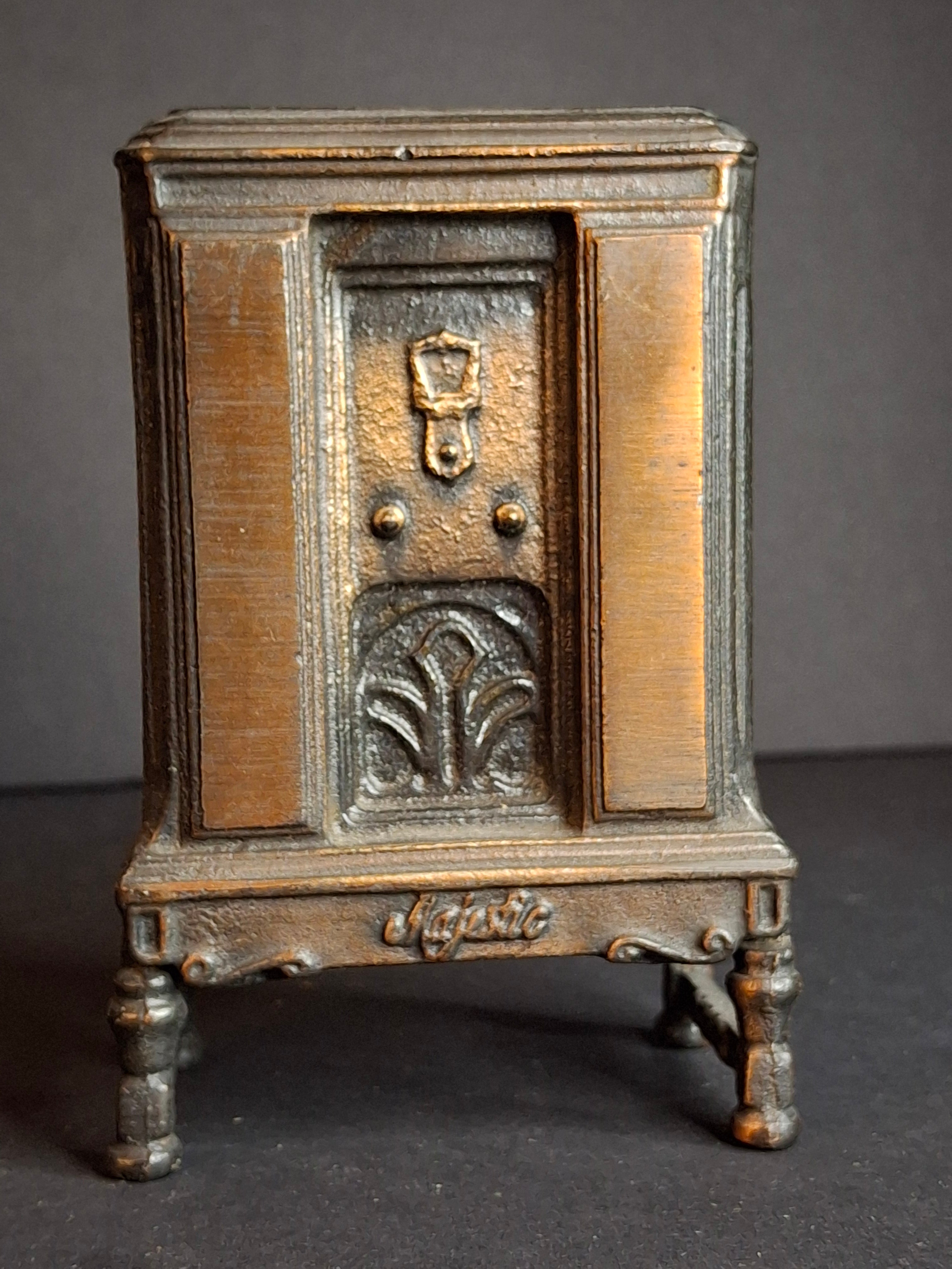 Antique Arcade Cast Iron Majestic Radio Still Bank 1930 Grigsby-Grunow with Original Box and Key - Peirce Collection