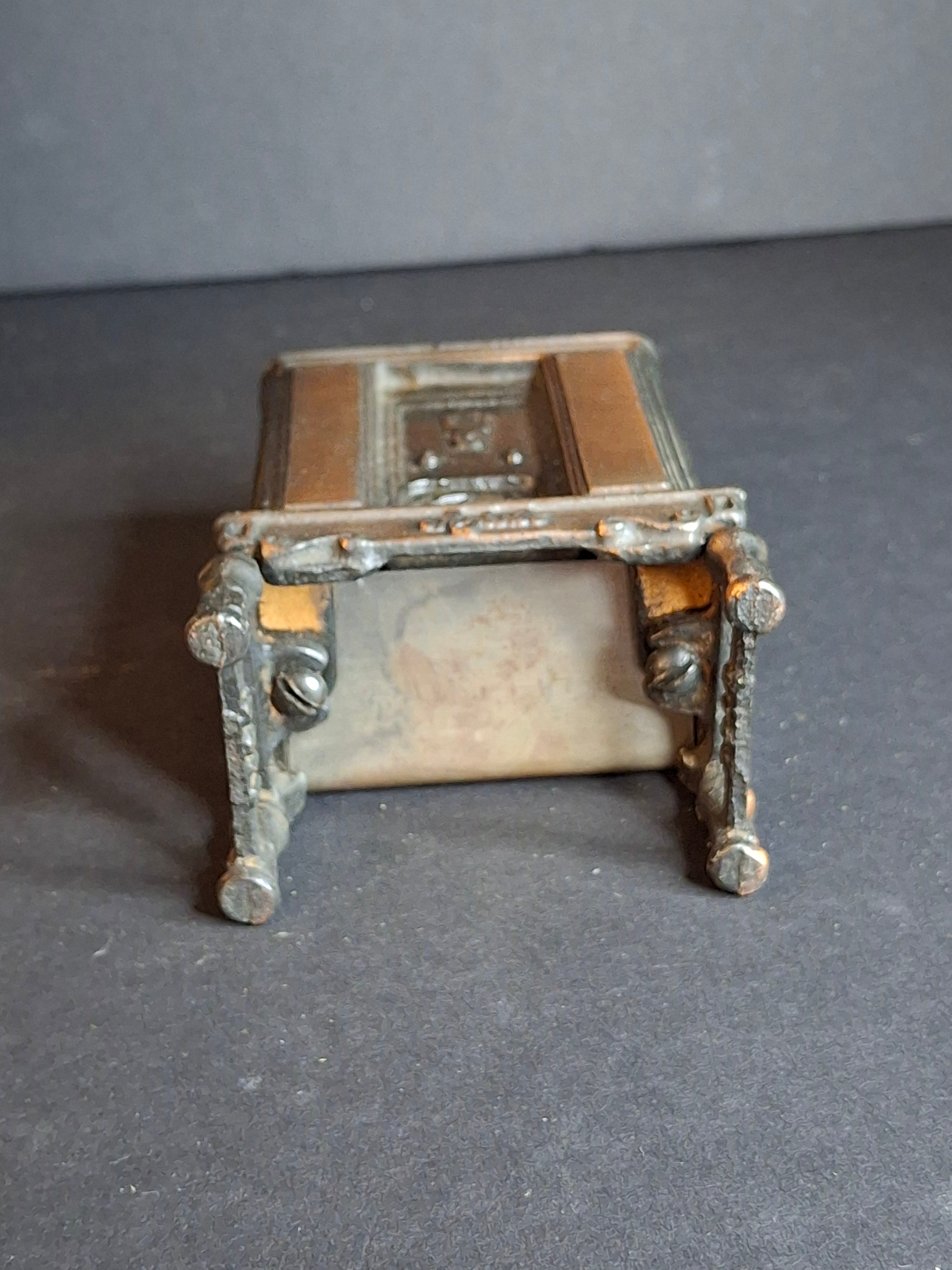 Antique Arcade Cast Iron Majestic Radio Still Bank 1930 Grigsby-Grunow with Original Box and Key - Peirce Collection