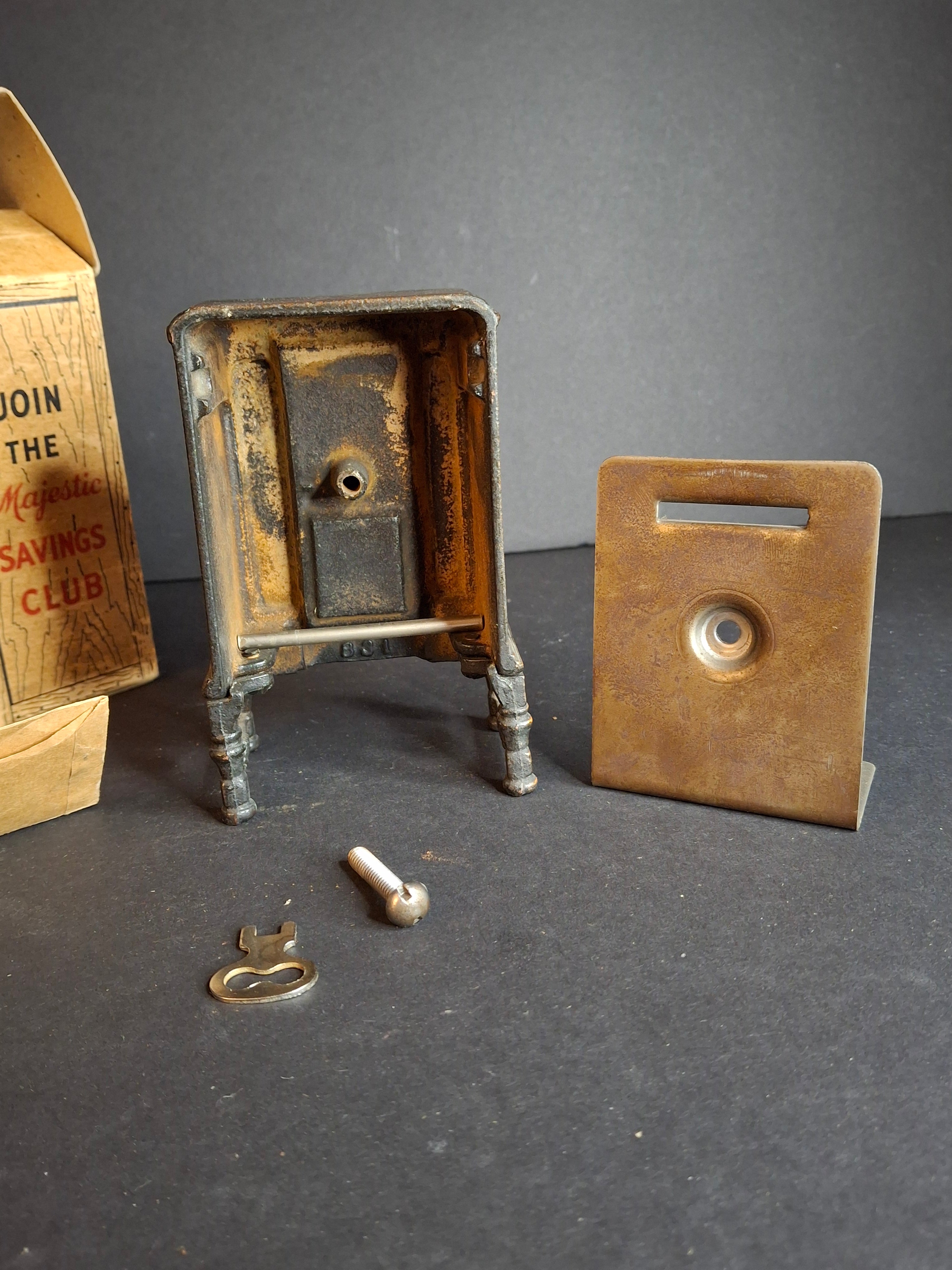 Antique Arcade Cast Iron Majestic Radio Still Bank 1930 Grigsby-Grunow with Original Box and Key - Peirce Collection