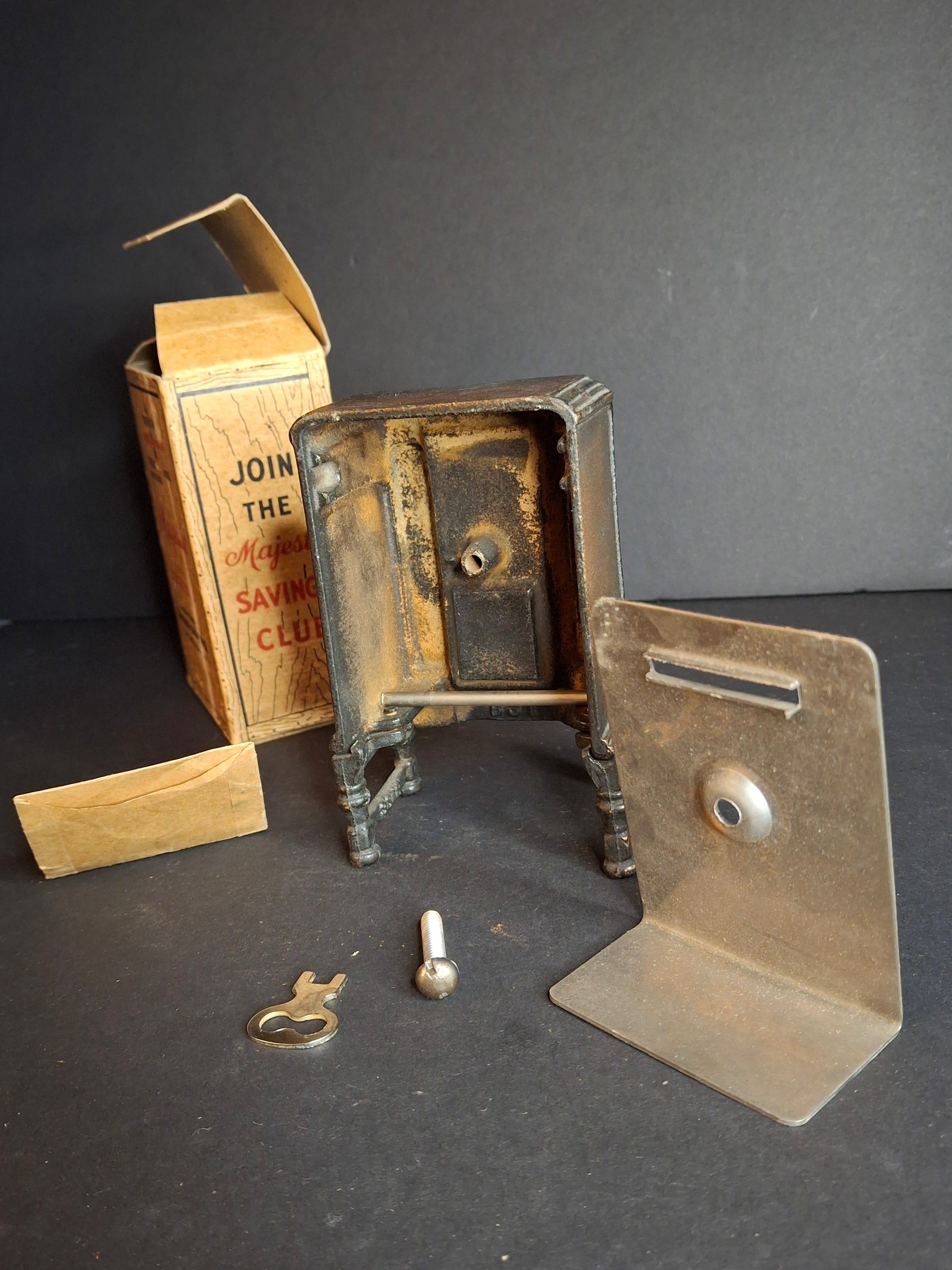 Antique Arcade Cast Iron Majestic Radio Still Bank 1930 Grigsby-Grunow with Original Box and Key - Peirce Collection