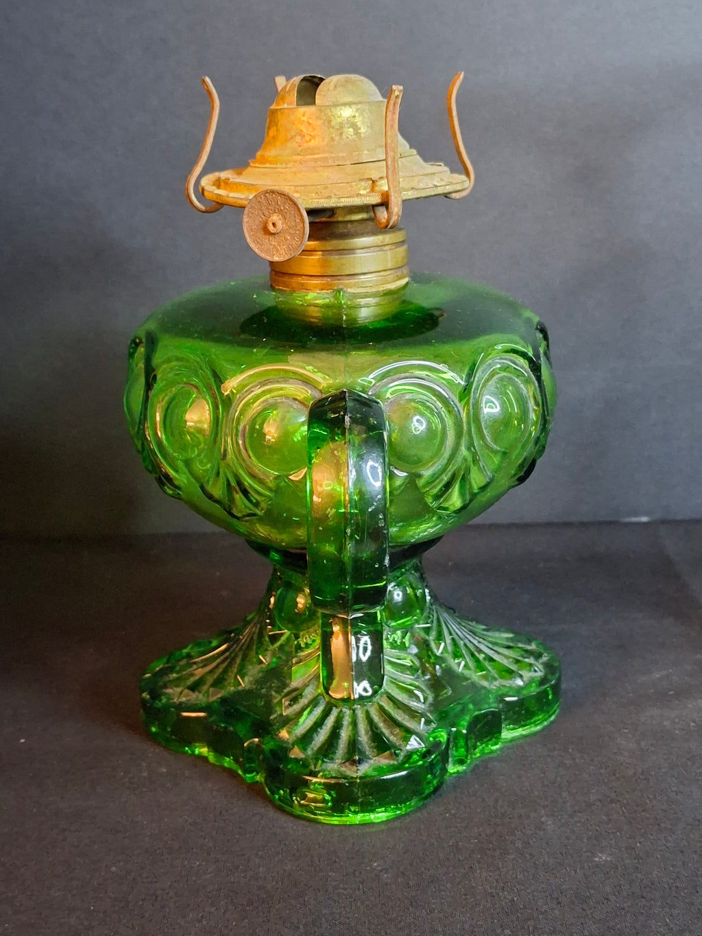 Vintage L.E. Smith Emerald Green Moon & Star Glass Finger Oil Lamp Brass Burner Chimney