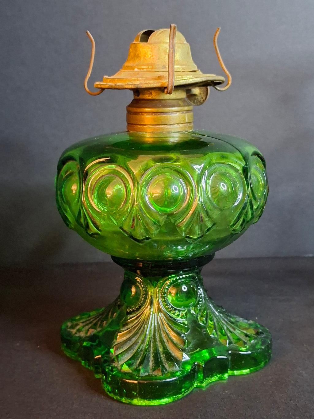 Vintage L.E. Smith Emerald Green Moon & Star Glass Finger Oil Lamp Brass Burner Chimney