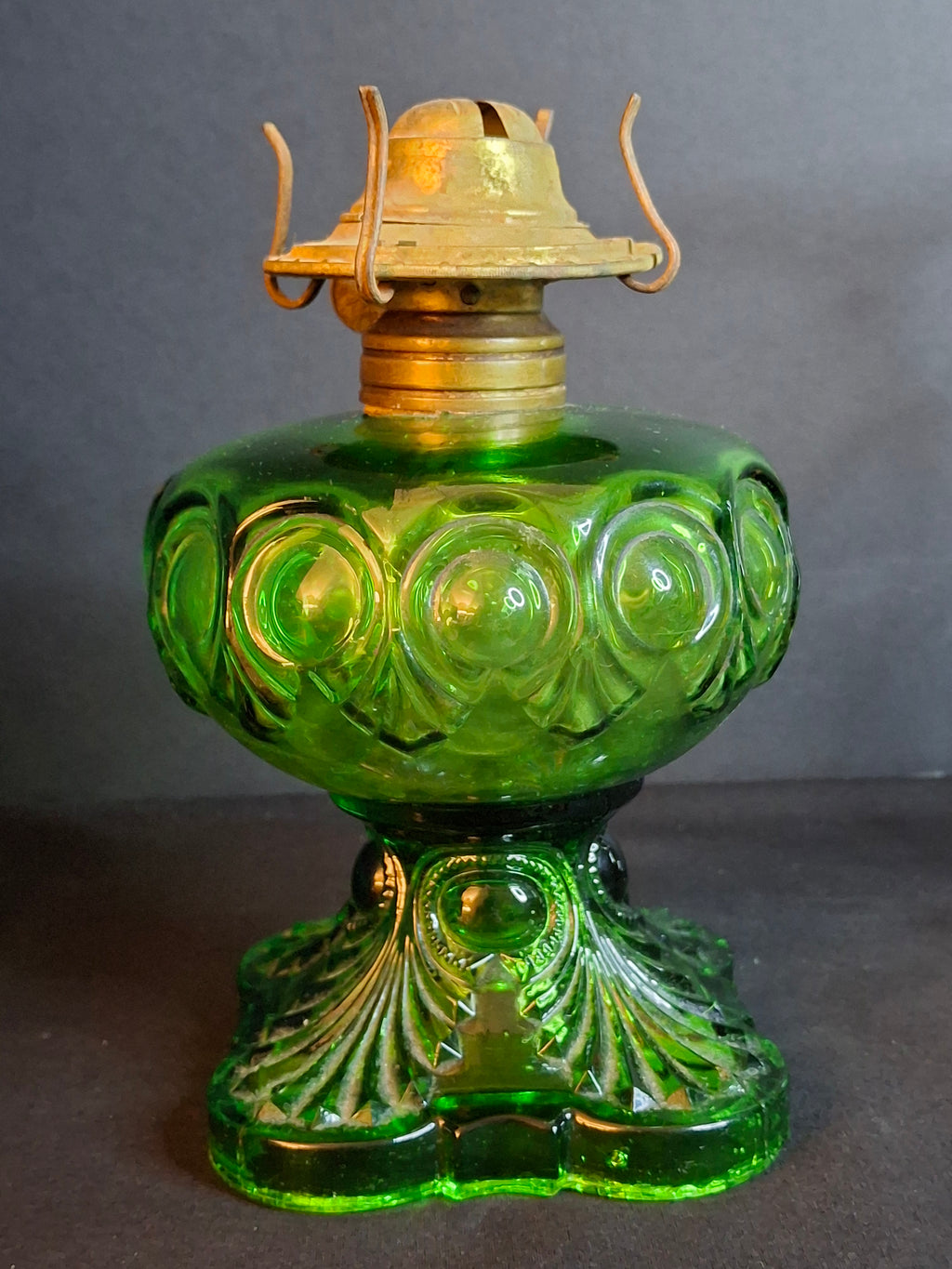 Vintage L.E. Smith Emerald Green Moon & Star Glass Finger Oil Lamp Brass Burner Chimney