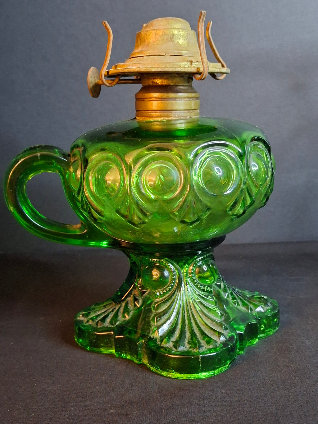 Vintage L.E. Smith Emerald Green Moon & Star Glass Finger Oil Lamp Brass Burner Chimney