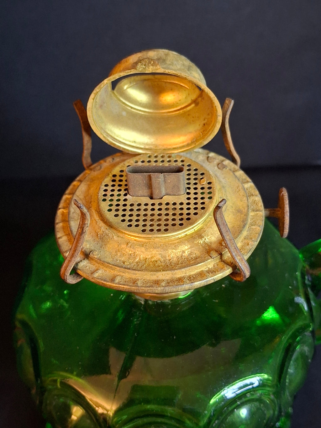 Vintage L.E. Smith Emerald Green Moon & Star Glass Finger Oil Lamp Brass Burner Chimney