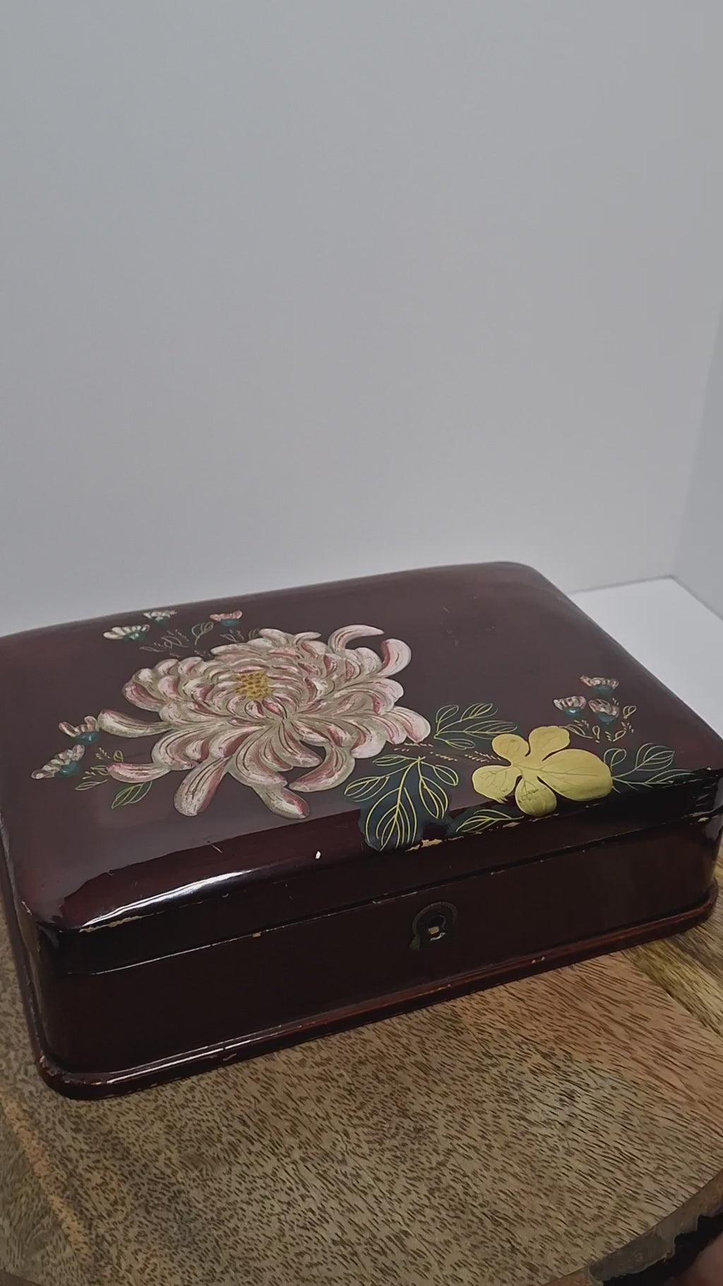 Vintage Japanese Urushi Lacquer Trinket Box with Chrysanthemum Motif, Hinged